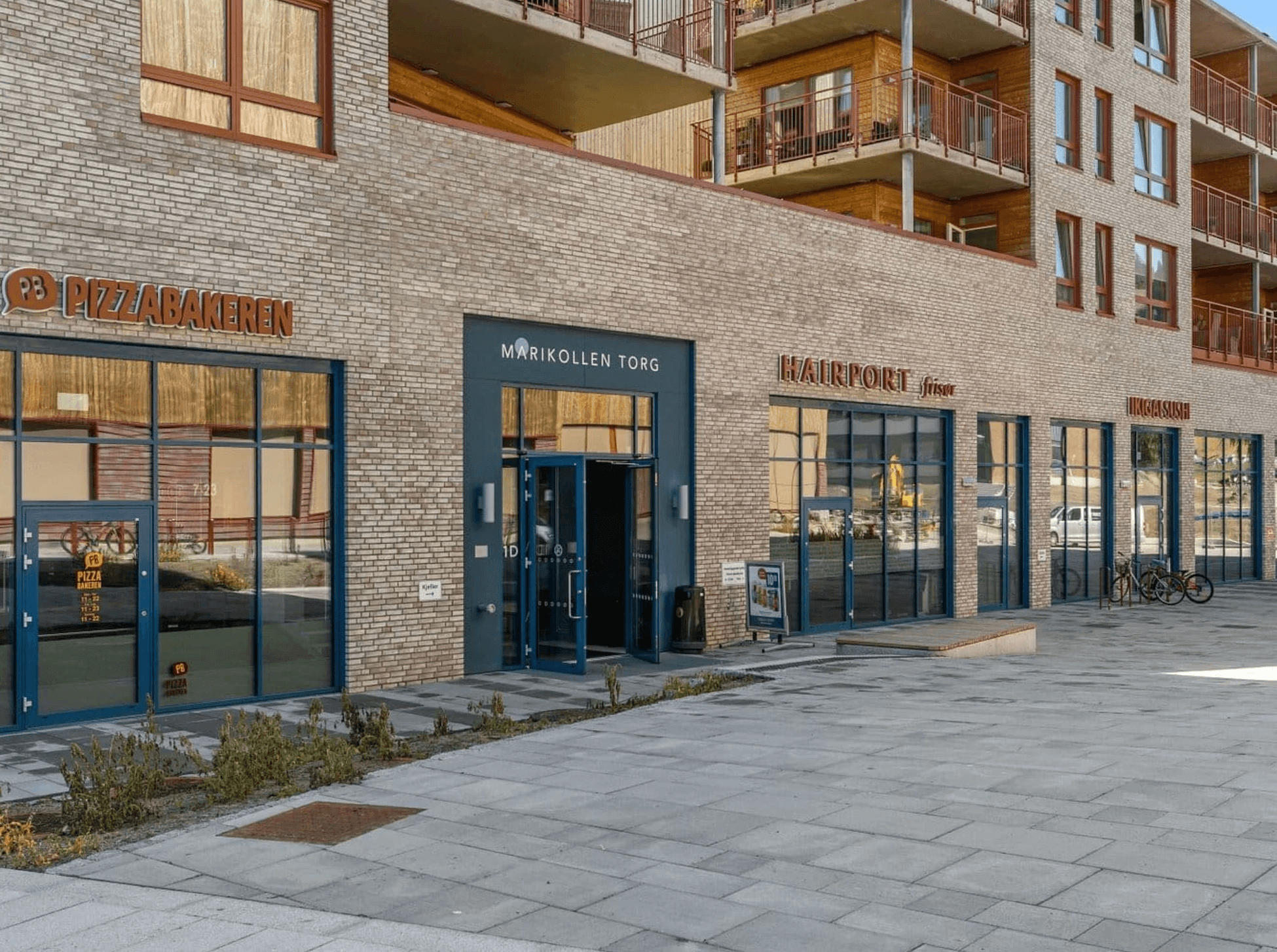 Marikollen Torg har et godt utvalg butikker og servicetilbud som dekker daglige behov. Et praktisk møtested i nærmiljøet, med småforretninger som gjør hverdagen enklere.