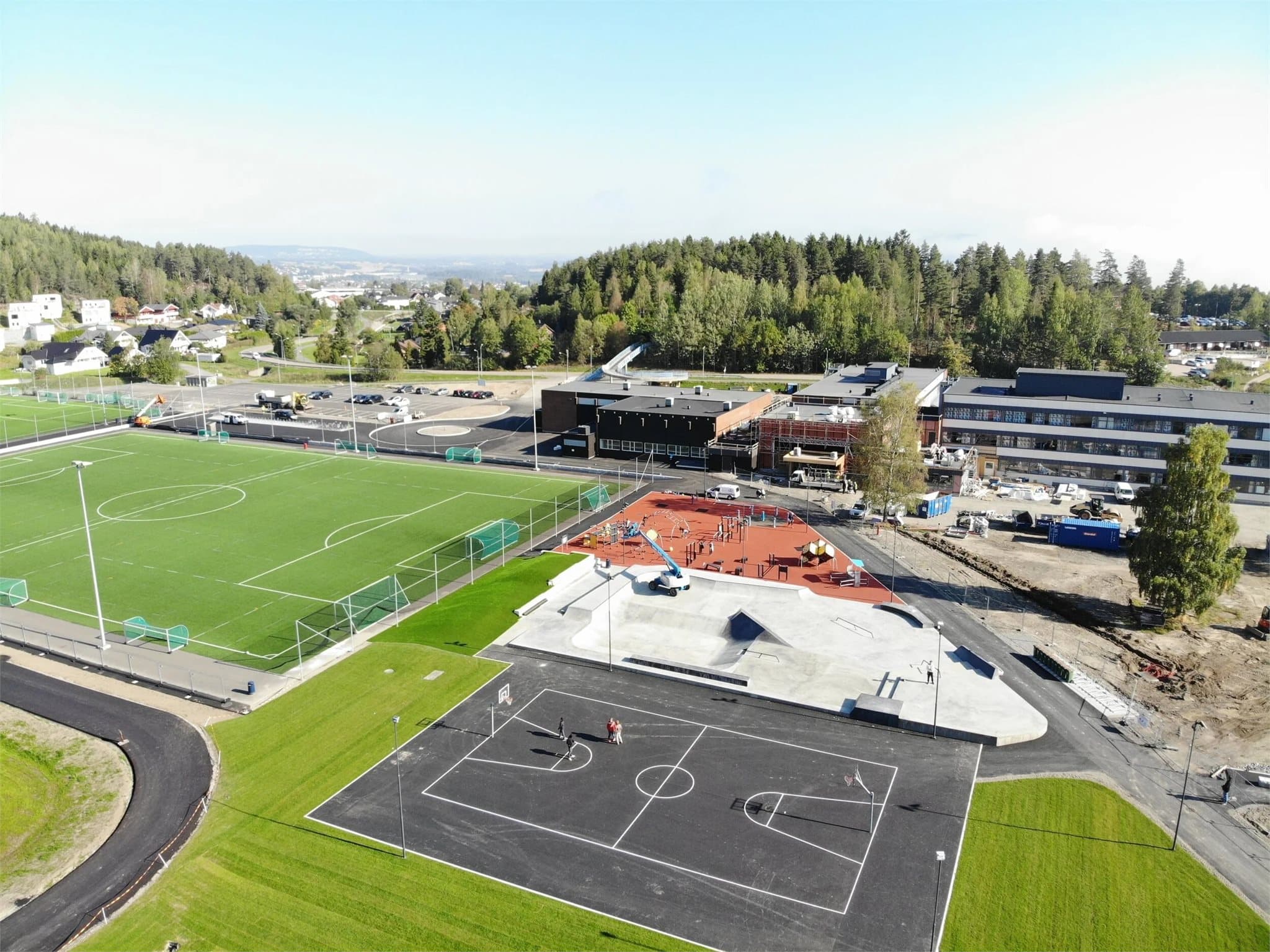 Idrettsanlegget har fotballbaner og fasiliteter for trening og aktivitet for både barn og voksne. Et samlingspunkt for lokalsamfunnet med aktiviteter gjennom hele året.