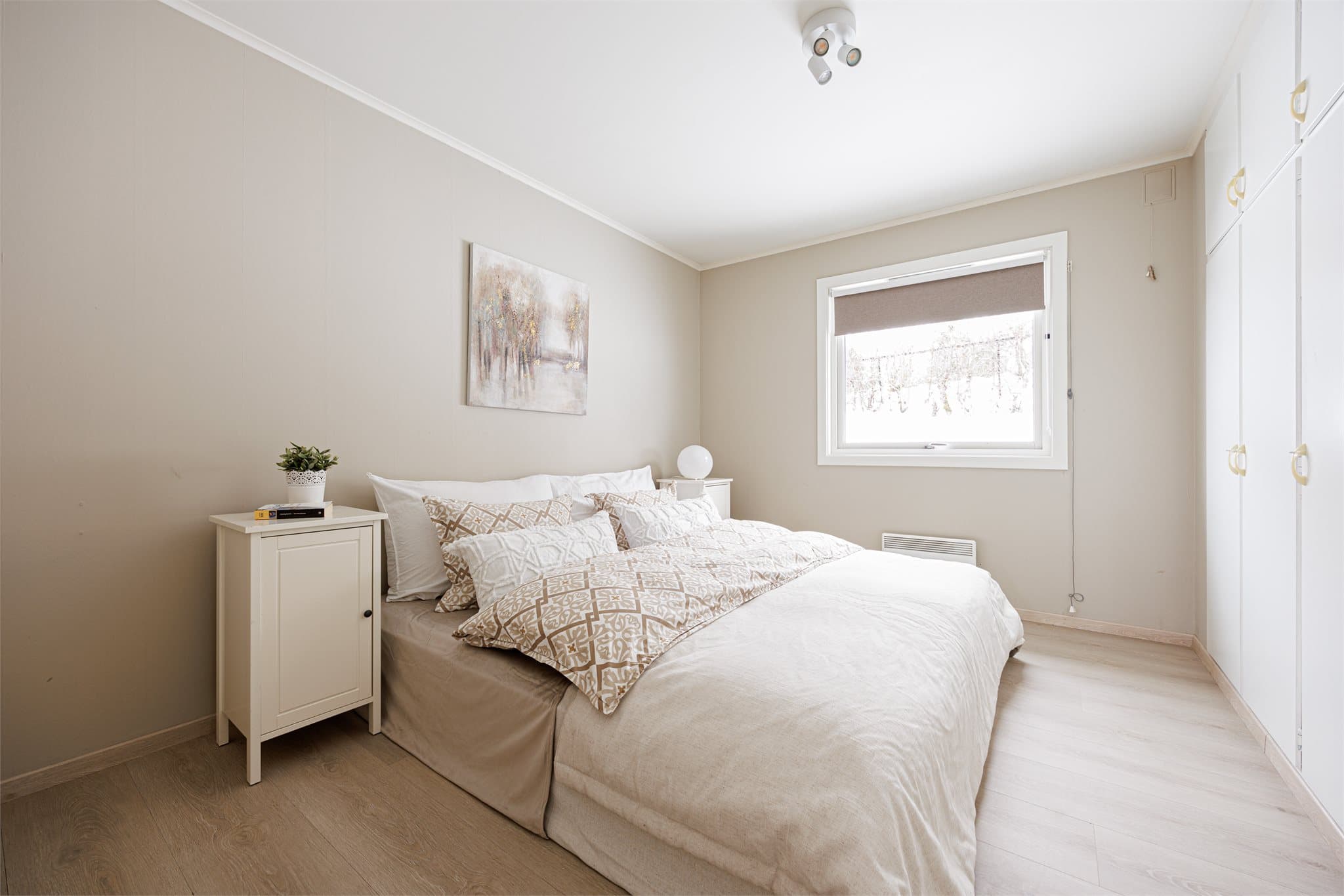 Boligen har tre soverom i 1. etasje, alle av romslig størrelse og med gode, firkantede løsninger som gjør dem lette å møblere.