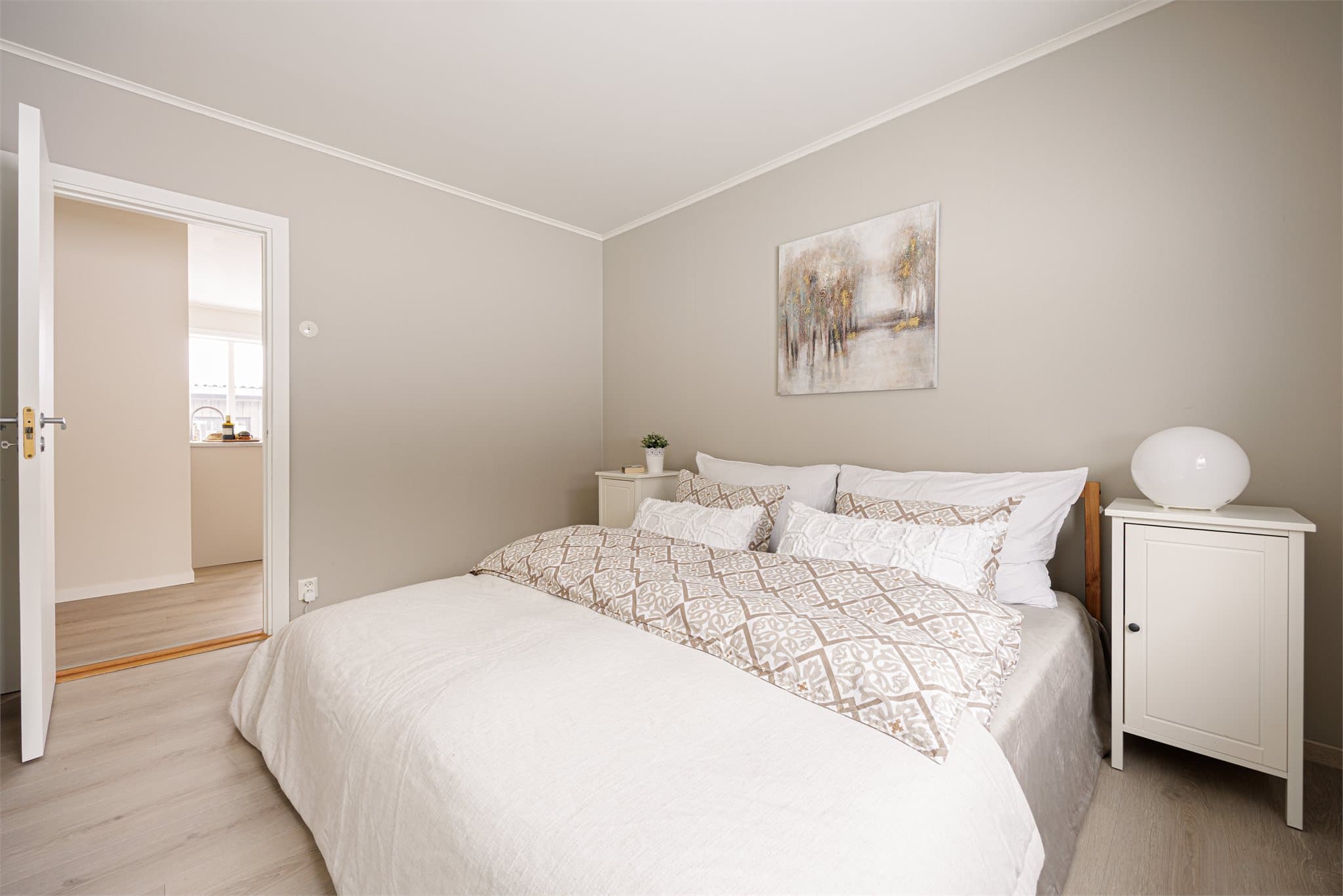 To av rommene har integrerte garderobeløsninger.