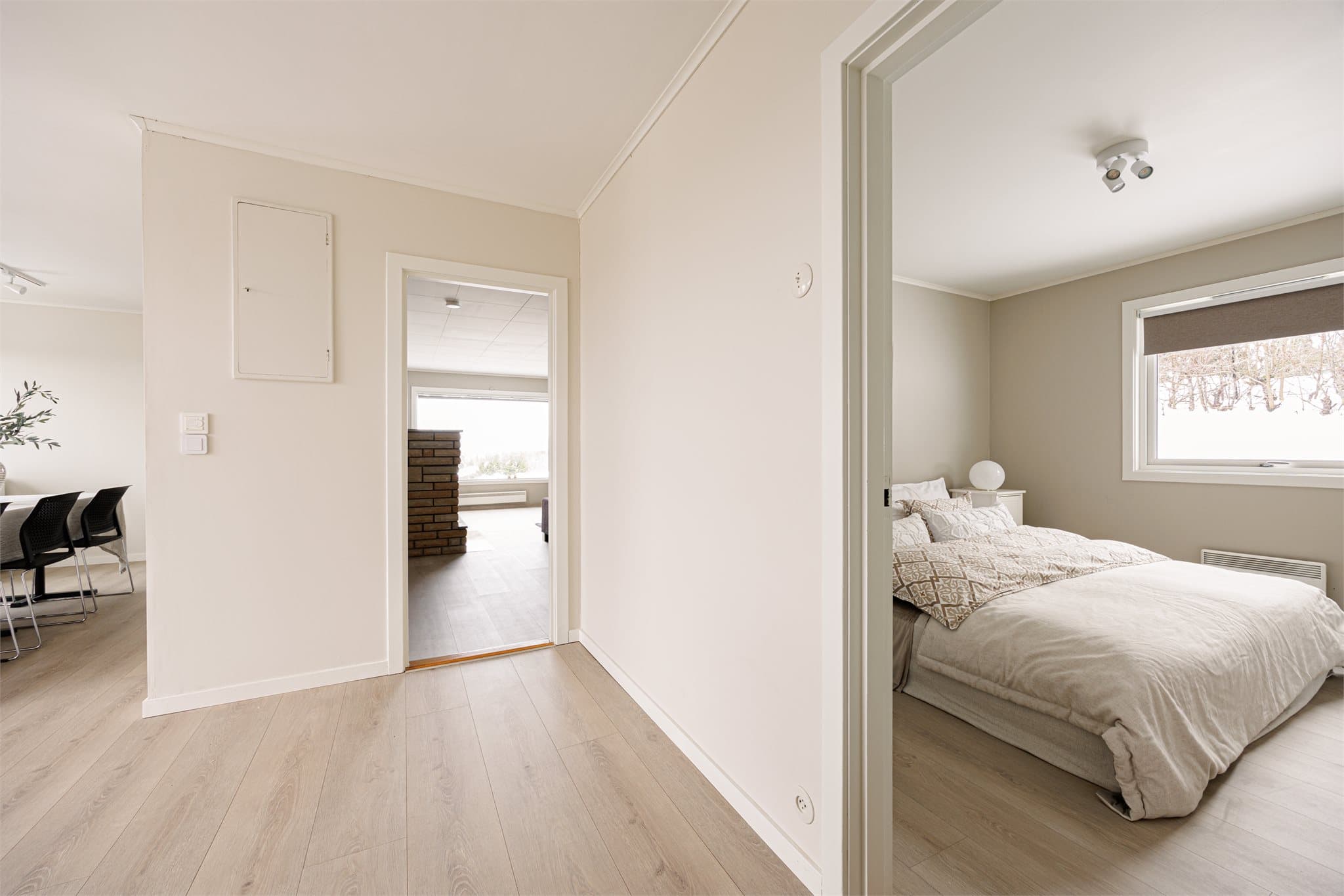 Alle 3 soverommene har adkomst fra hovedsonen i huset.