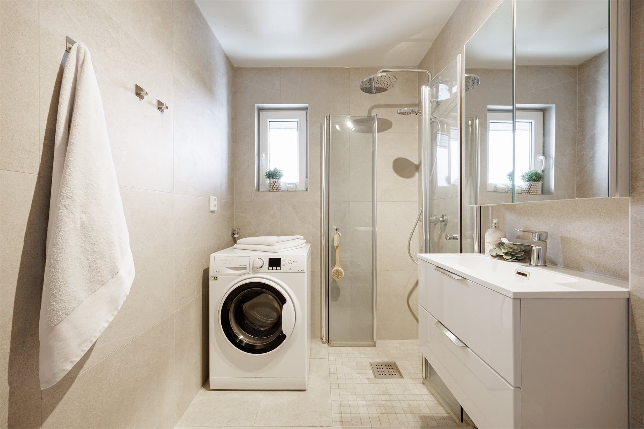 Boligen holder gjennomgående moderne standard og byr på gode planløsninger.