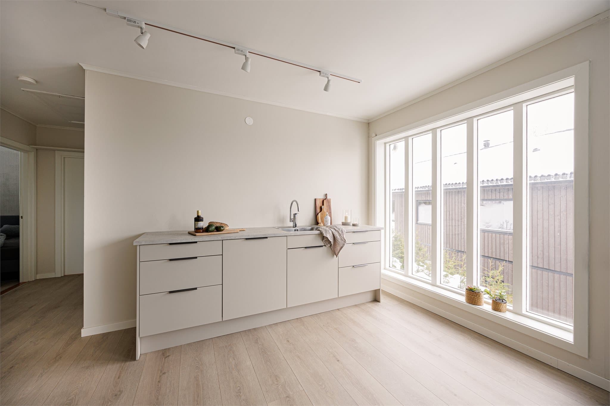 Store vindusflater slipper inn rikelig med naturlig lys og gir rommet en lys og innbydende atmosfære.