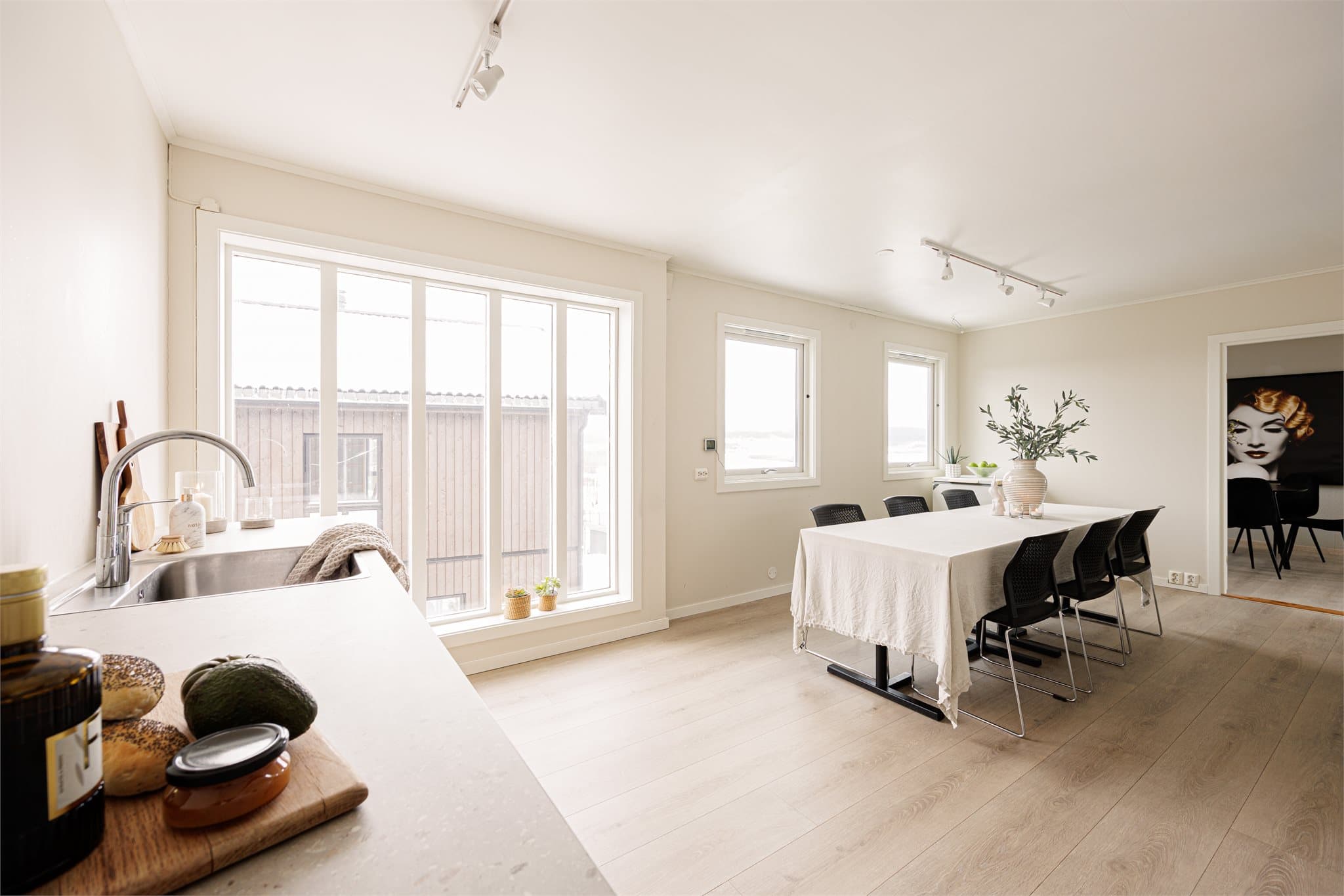 Romslig spiseplass med god plass til stort spisebord – et naturlig samlingspunkt for familie og gjester.