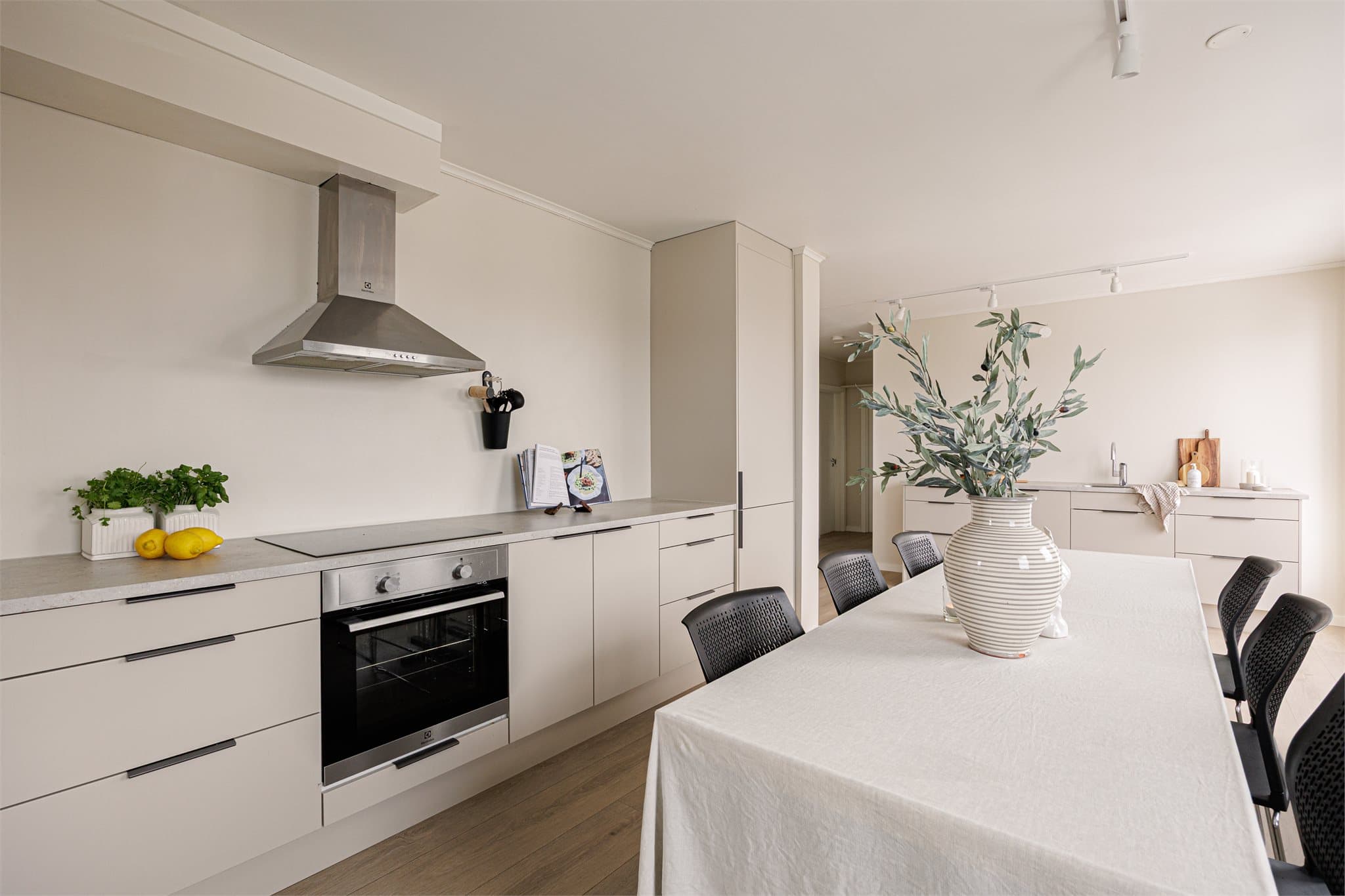 Stilrent og moderne kjøkken med Epoq-innredning fra 2024. Glatte fronter og laminat benkeplate gir et tidsriktig og helhetlig uttrykk.