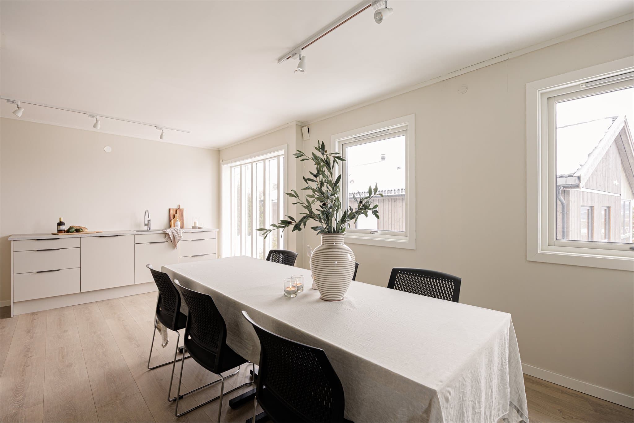 Åpen og sosial løsning mellom kjøkken og spisestue, som skaper en luftig romfølelse og god flyt i boligen.