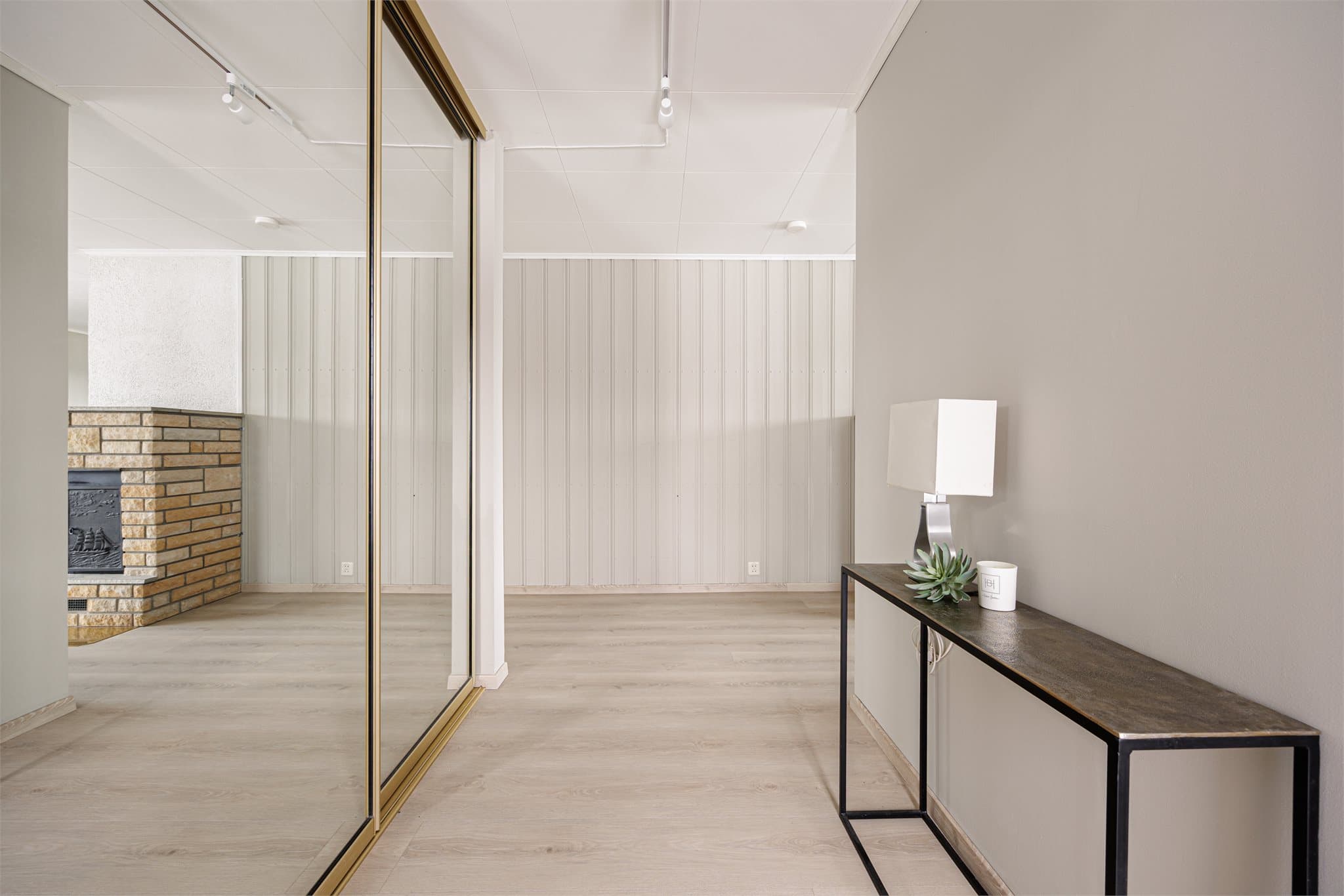 Åpen forbindelse fra entréen mot stue- og kjøkkensonen skaper god flyt og oversikt i boligen.