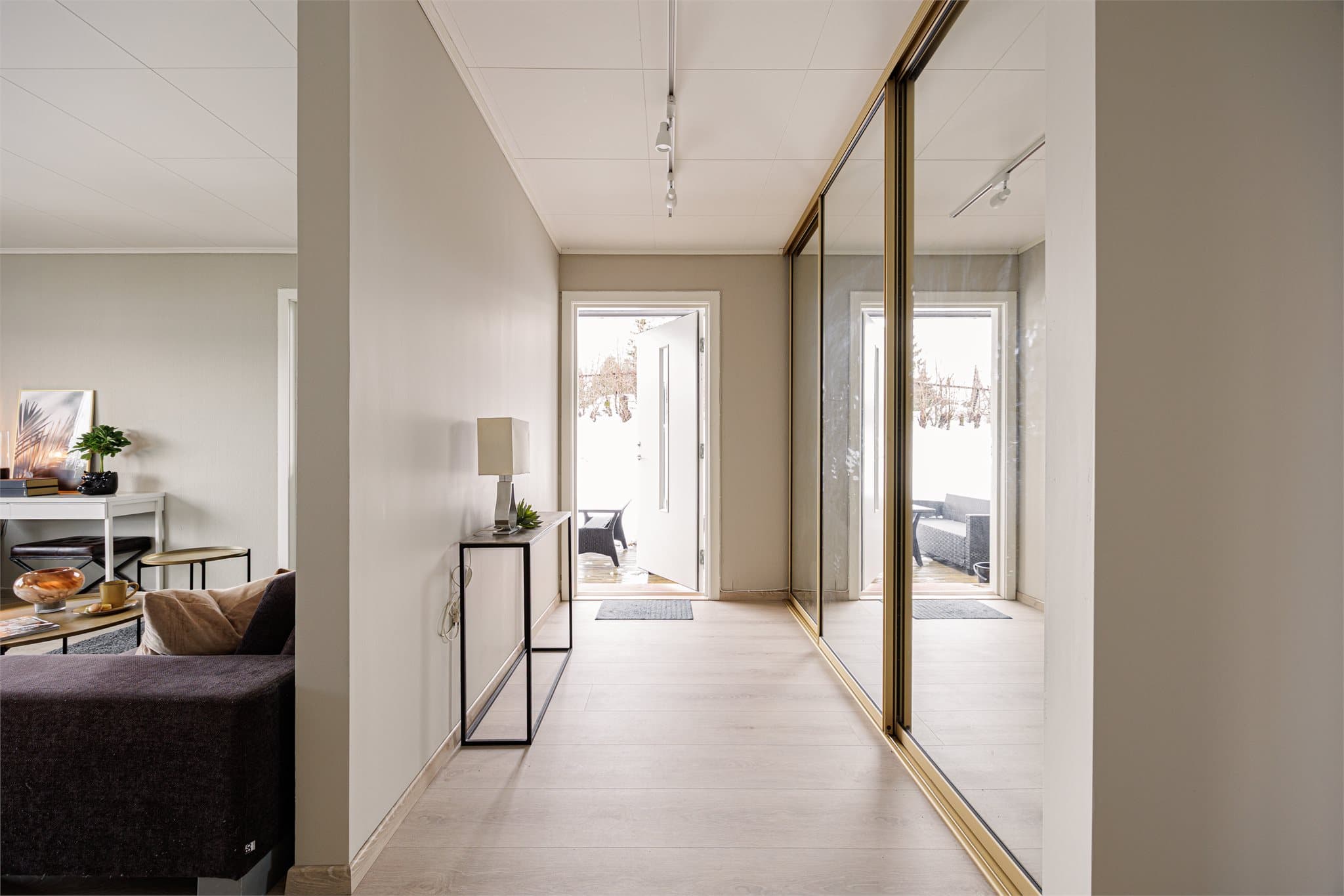 Romslig entré med gode oppbevaringsmuligheter for yttertøy og sko, som gir et ryddig og praktisk førsteinntrykk.