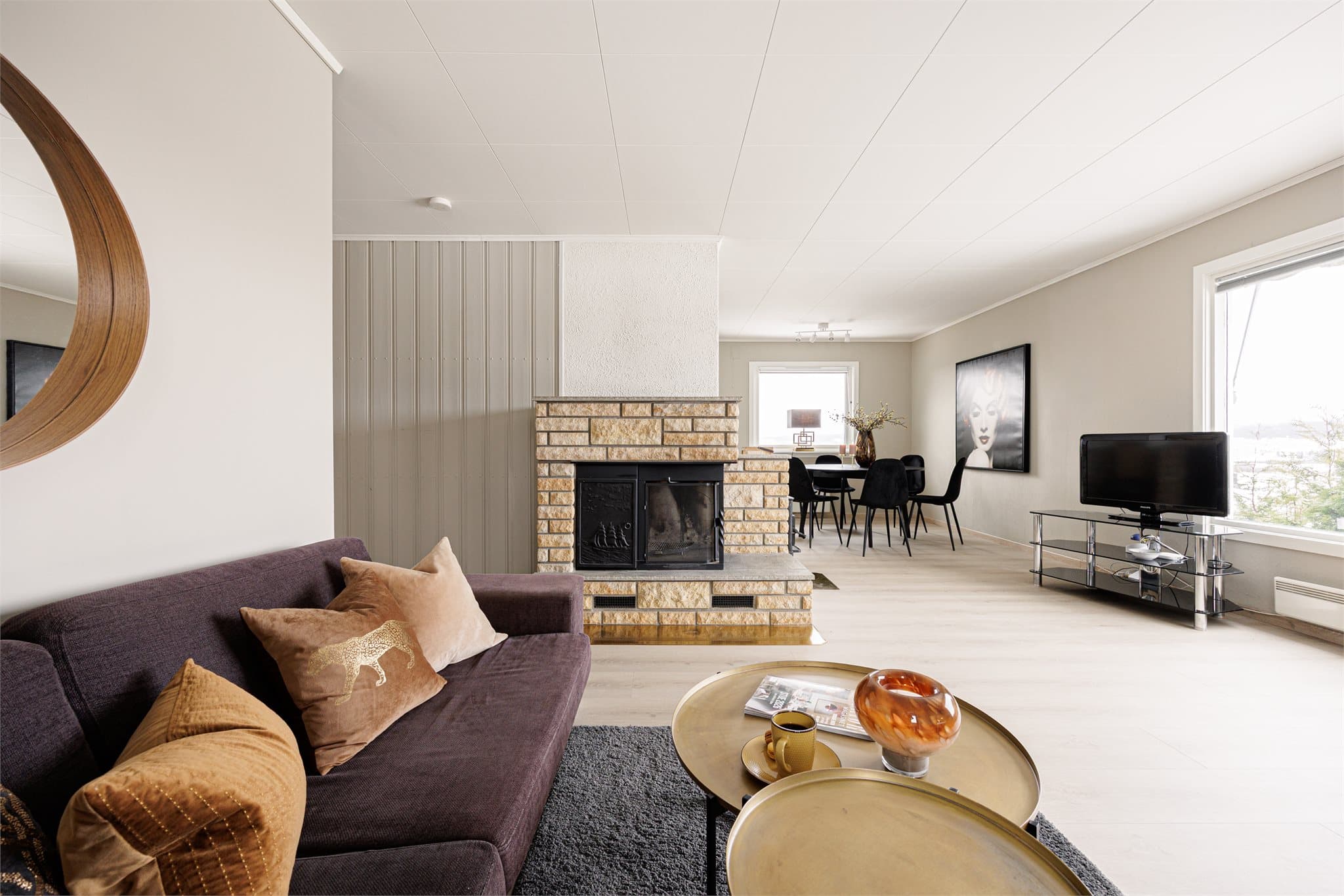 Boligen har under oppusningen bla. fått gulvvarme i hele underetasjen samt kjøkken/gang i 1. etasje, nytt kjøkken i 1. etg og u.etg, oppgraderte bad i begge etasjer, nytt rør-i-rør system til bad og kjøkken, samt nye innvendige overflater i flere rom.