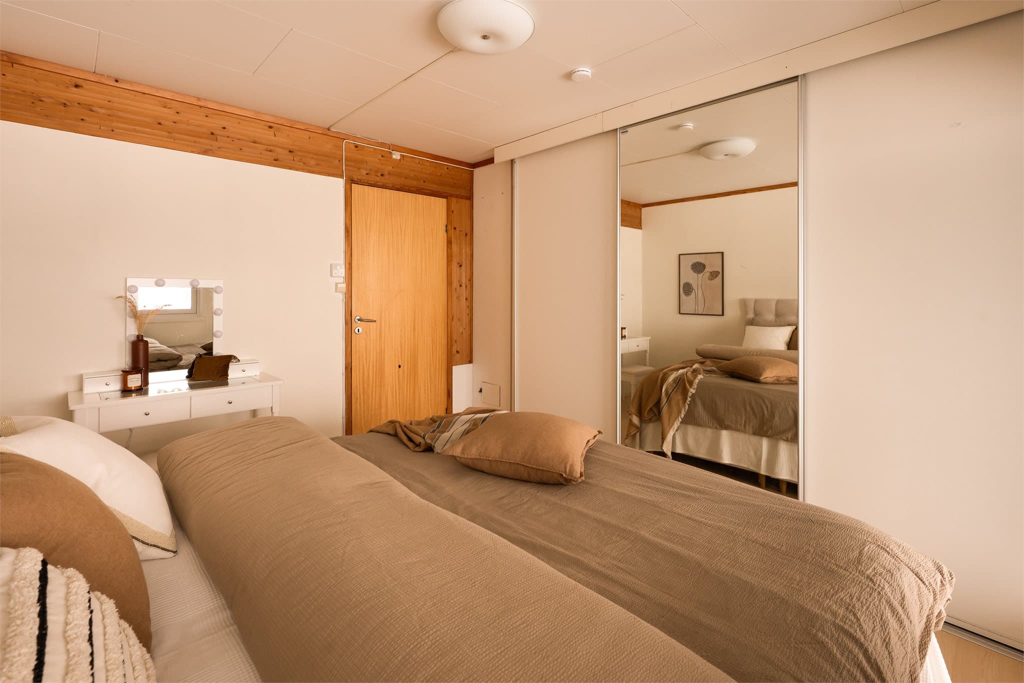 Hovedsoverommet har plass til dobbeltseng med tilhørende møblement og skyvedørsgarderobe.