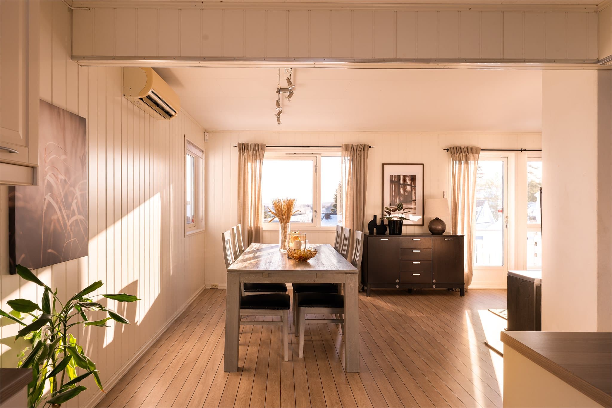 Det er god plass til en større spisegruppe i stuen.