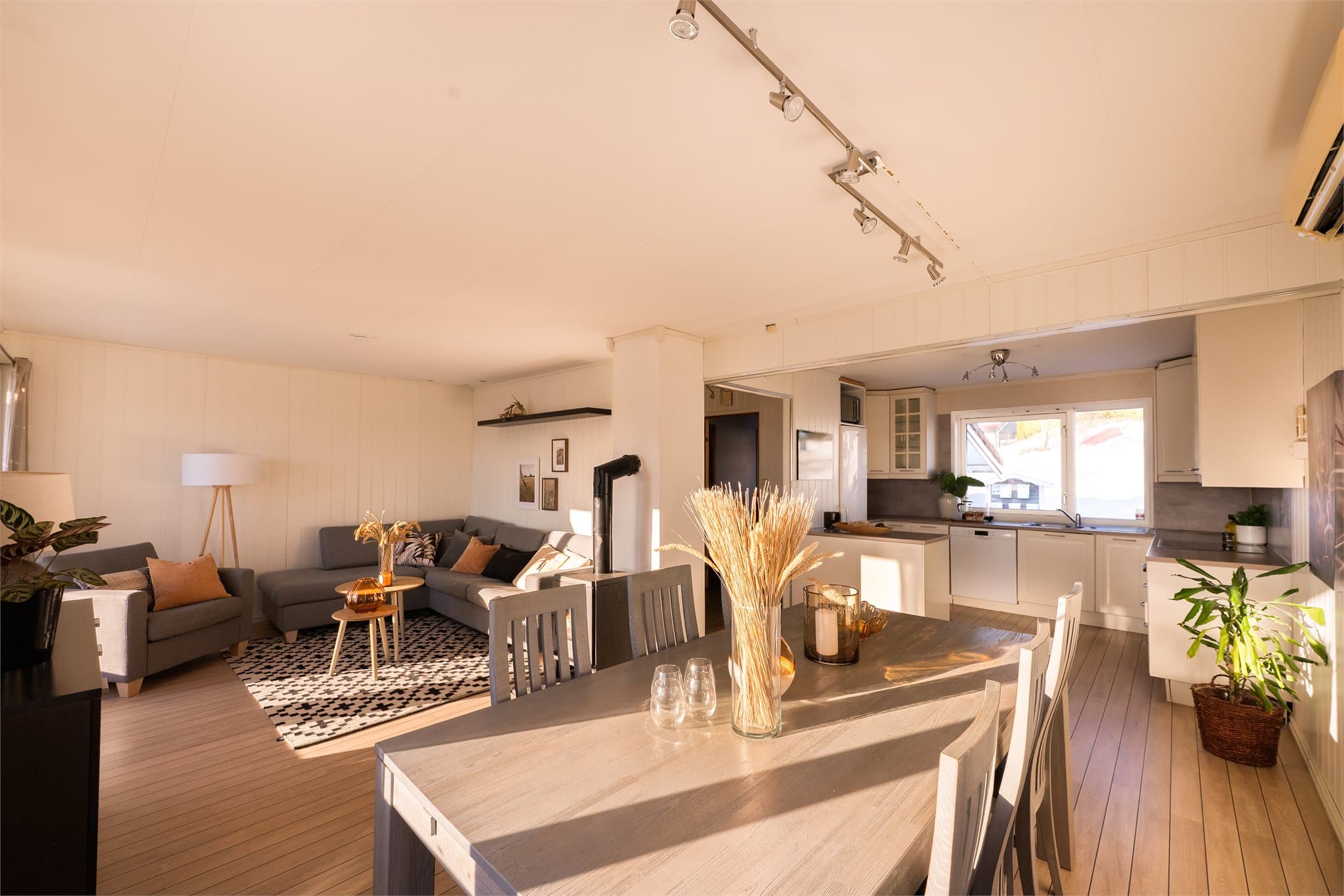 Boligen har en åpen kjøkken/stue løsning.