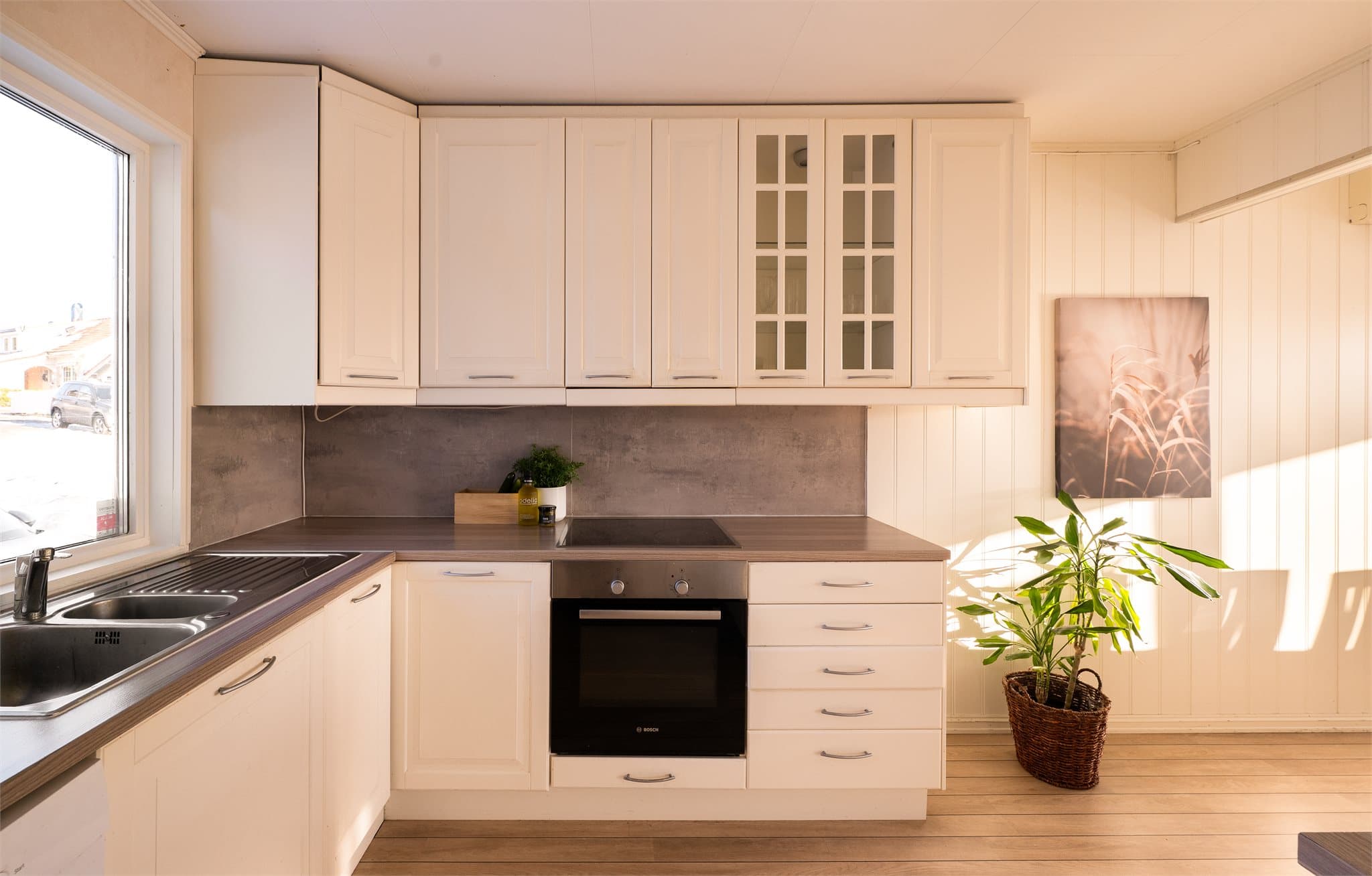 Kjøkkenet har innredning fra Ikea og har lyse, profilerte fronter og laminert benkeplate.