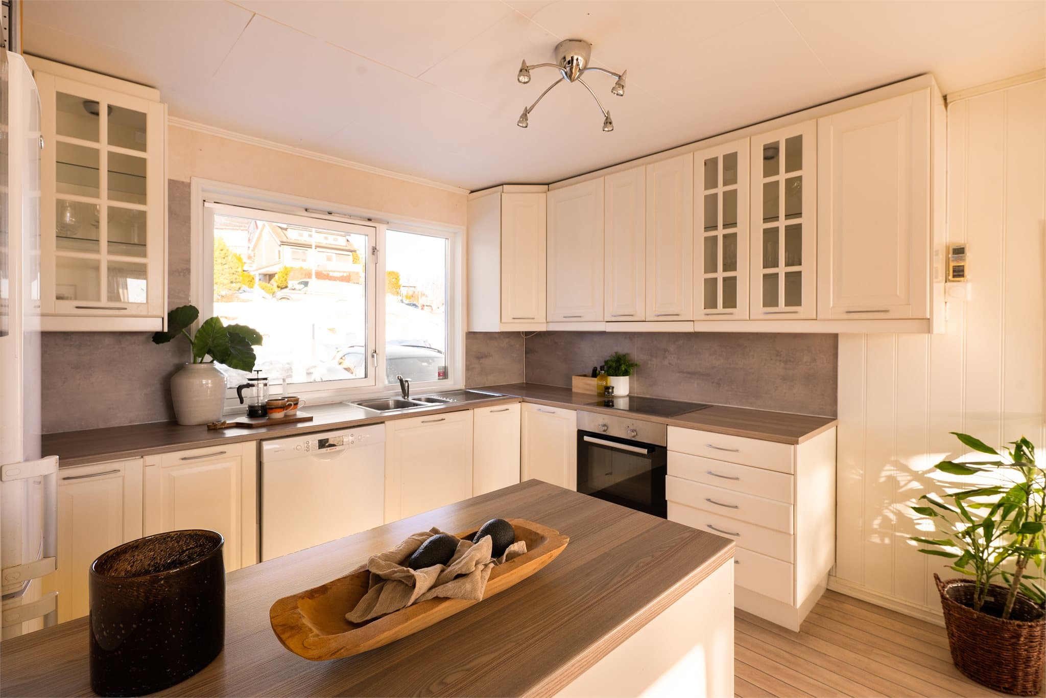 Man får inn rikelig med arbeidslys på kjøkkenet.