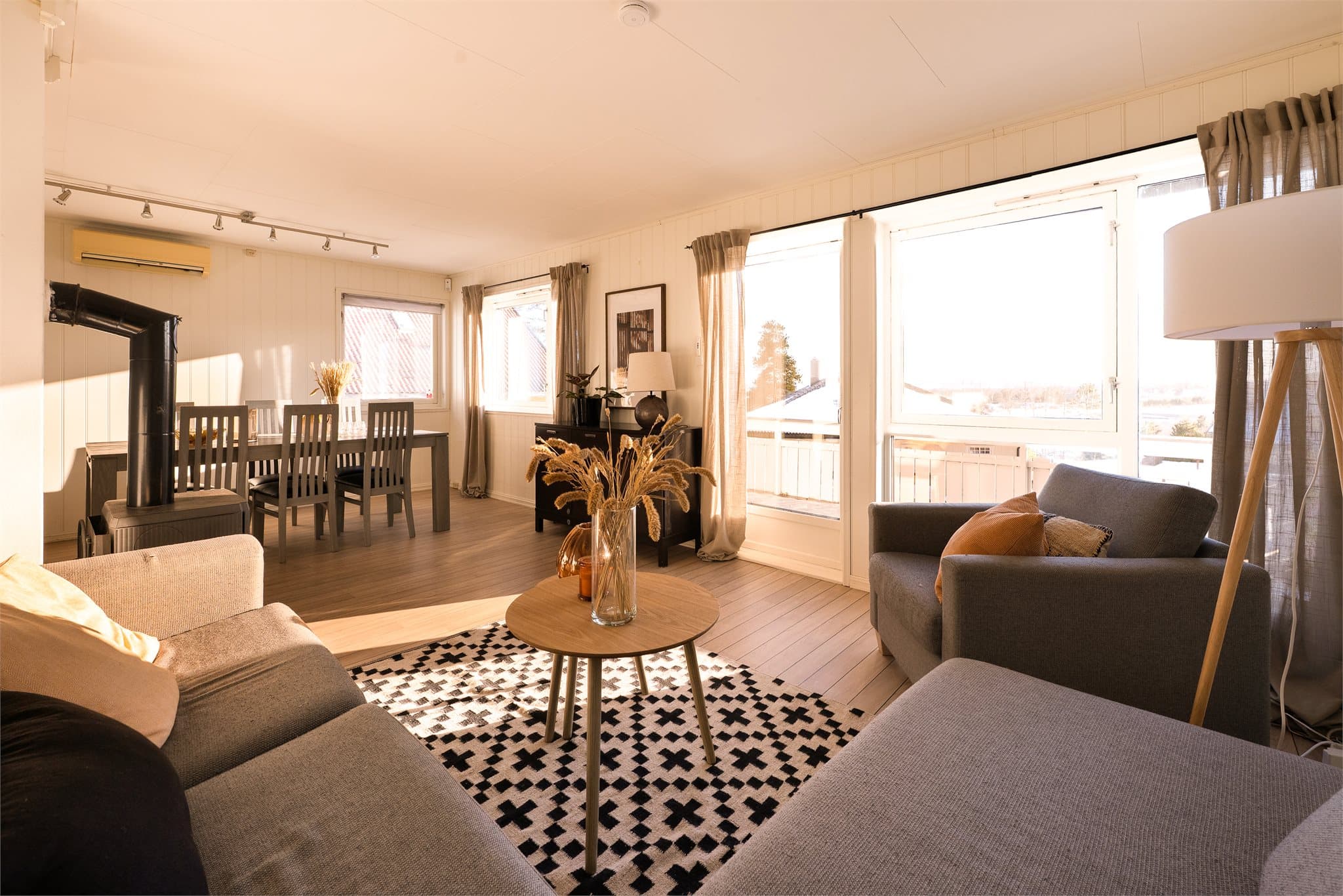 Stuen byr på flere møbleringsmuligheter.