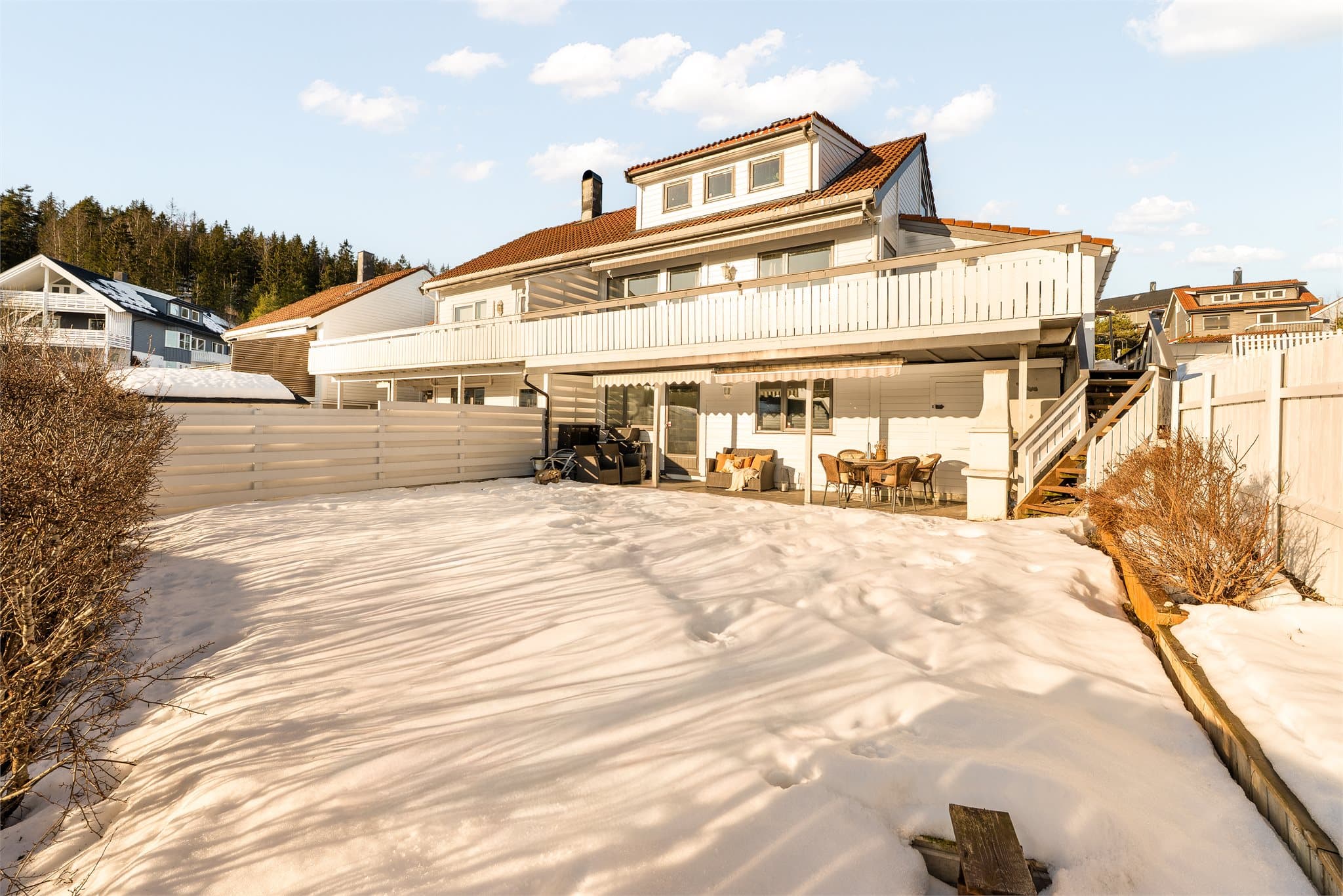 Her får man en familievennlig halvpart av tomannsbolig i et trygt og etablert boligområde på Heksebergåsen.