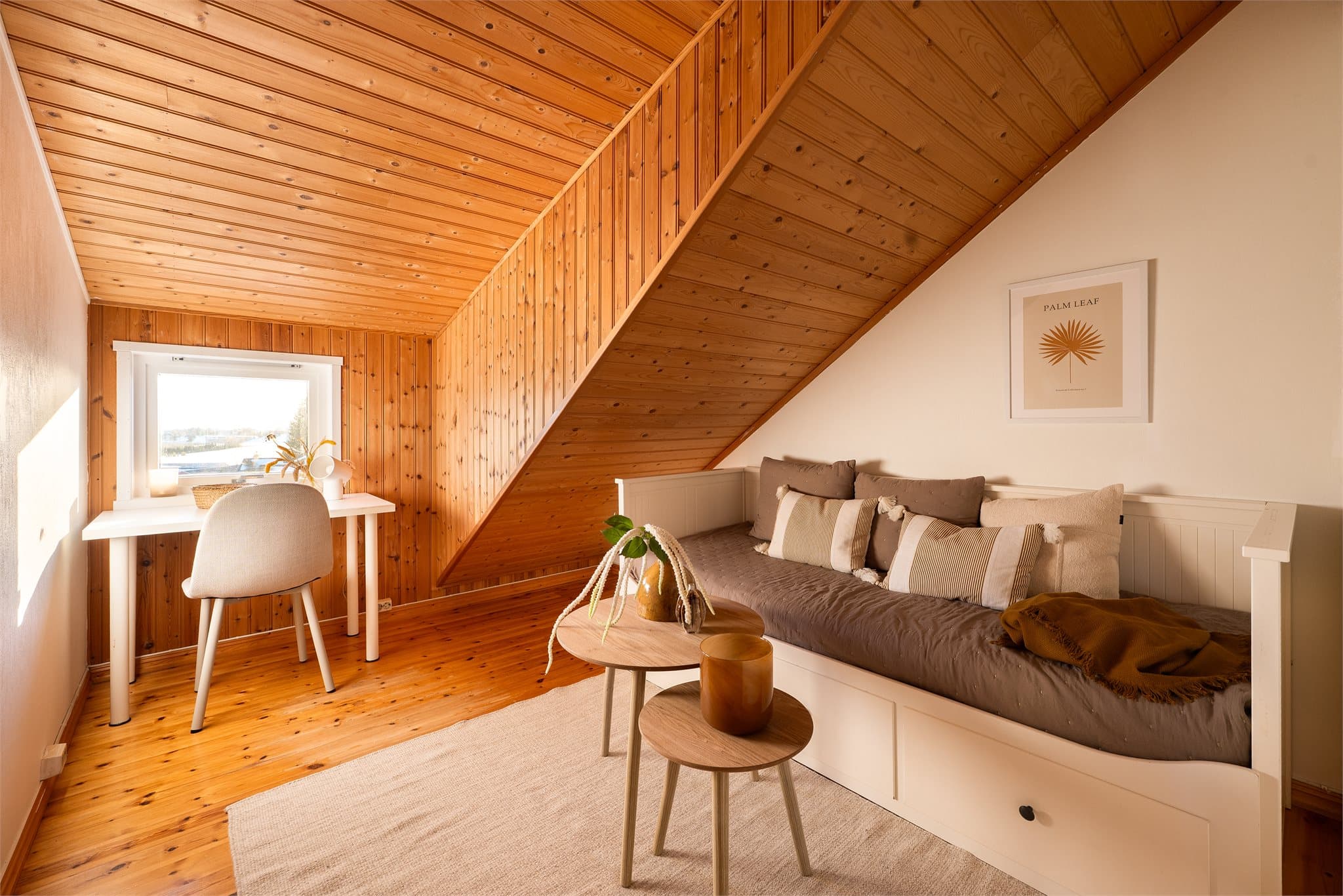 Innredet rom. Av godkjente tegninger fremgår det at loftetasjen er uinnredet. Les mer under "ferdigattest" i salgsoppgaven.