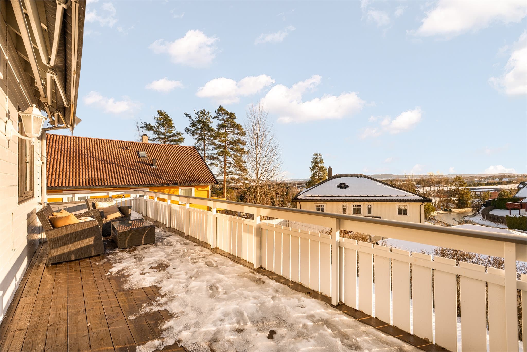 Rikelig med plass til ulike sittegrupper.