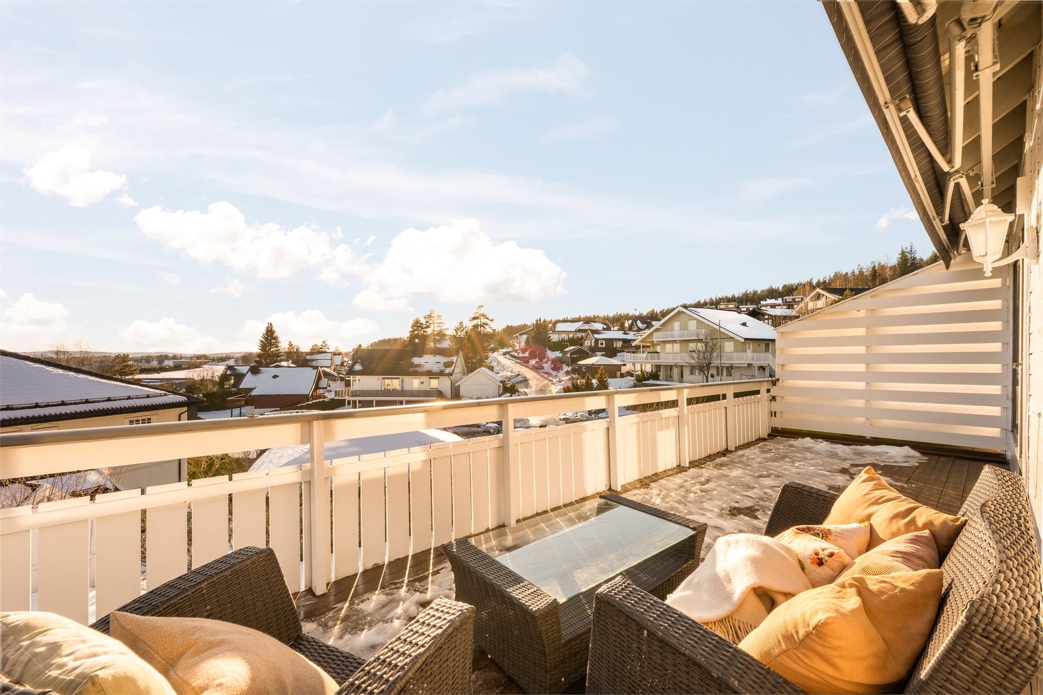 Balkongen byr på gode solforhold gjennom hele dagen.