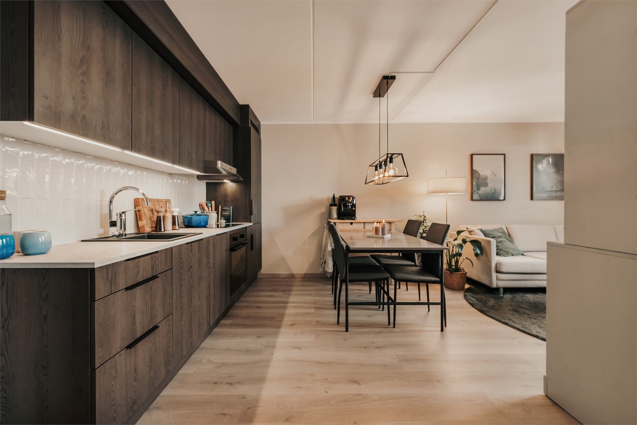 Leiligheten fremstår med tidløse og moderne farge- og materialvalg, og ble betydelig oppgradert i 2023.