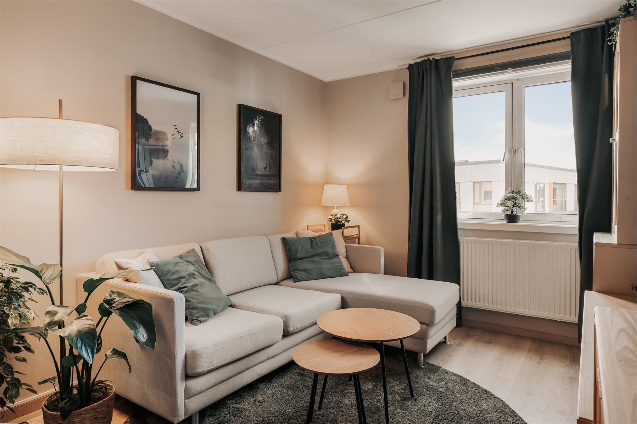 Stuen ligger i en åpen og sosial løsning mot kjøkkenet. God plass til sofa og tv-møblement.