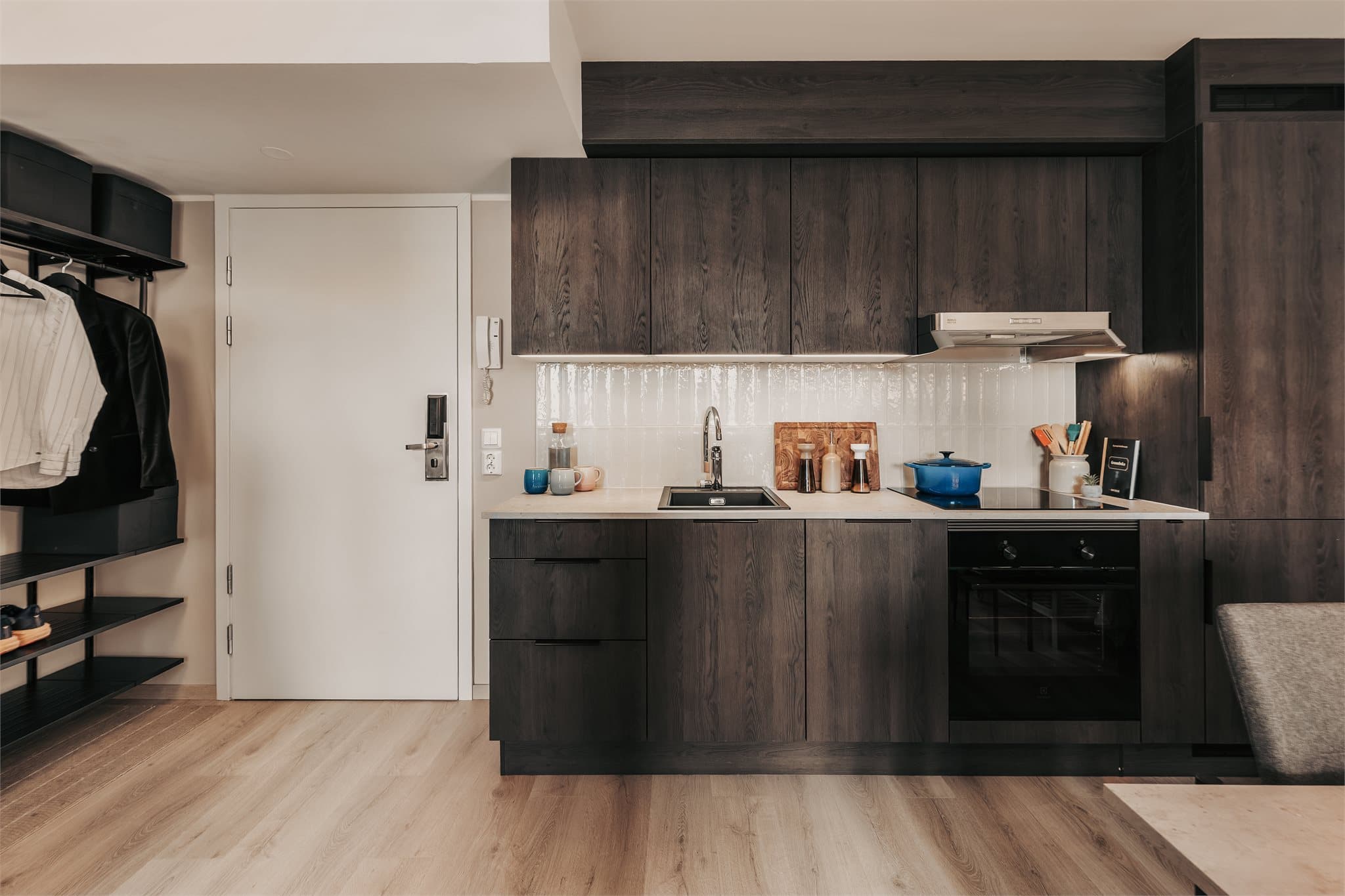 Lekkert HTH-kjøkken fra 2023 med integrerte hvitevarer som smal oppvaskmaskin, kjøl/frys, platetopp og stekeovn.