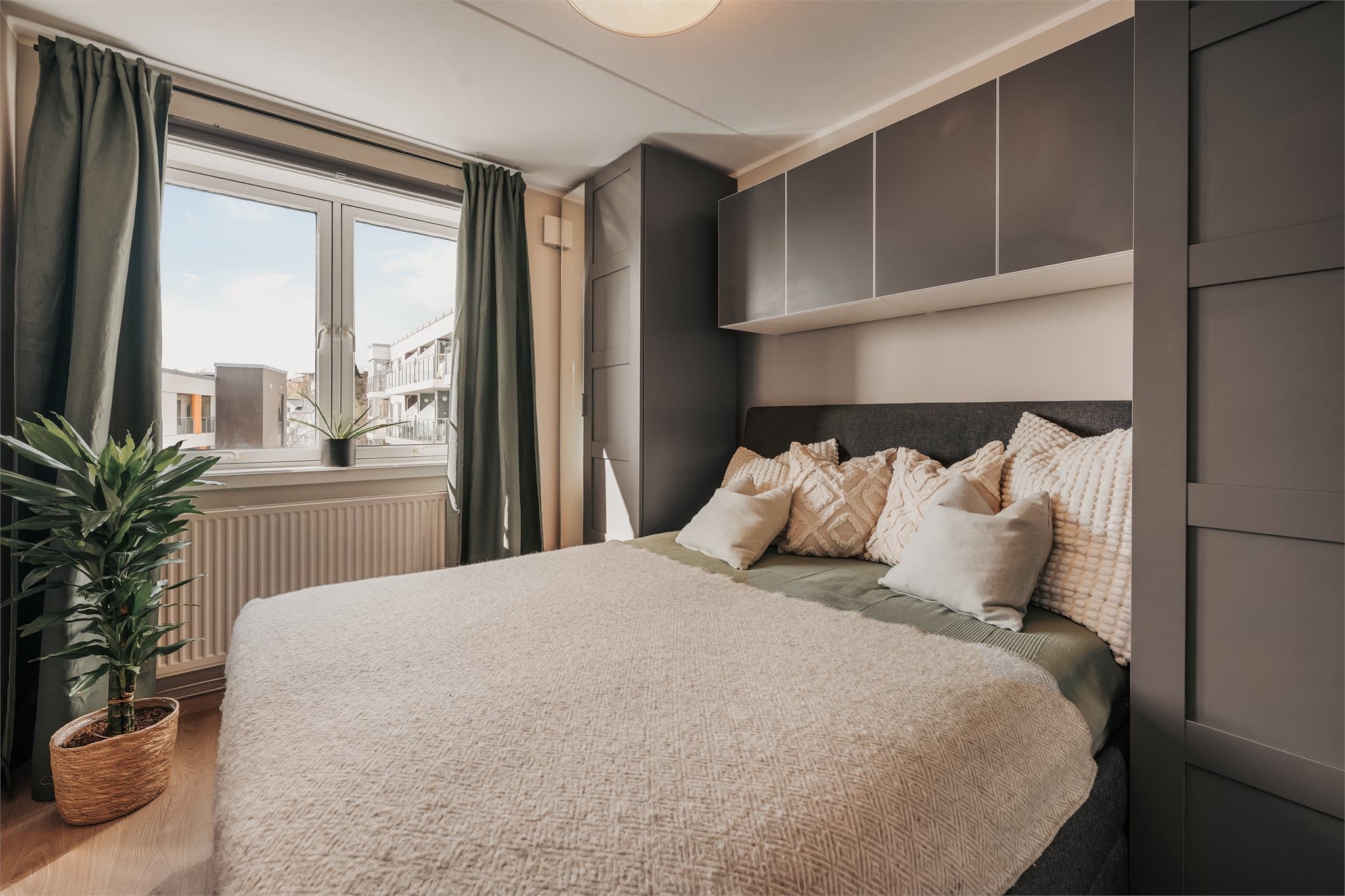 Leiligheten har et soverom av god størrelse. Det er plass til dobbeltseng.