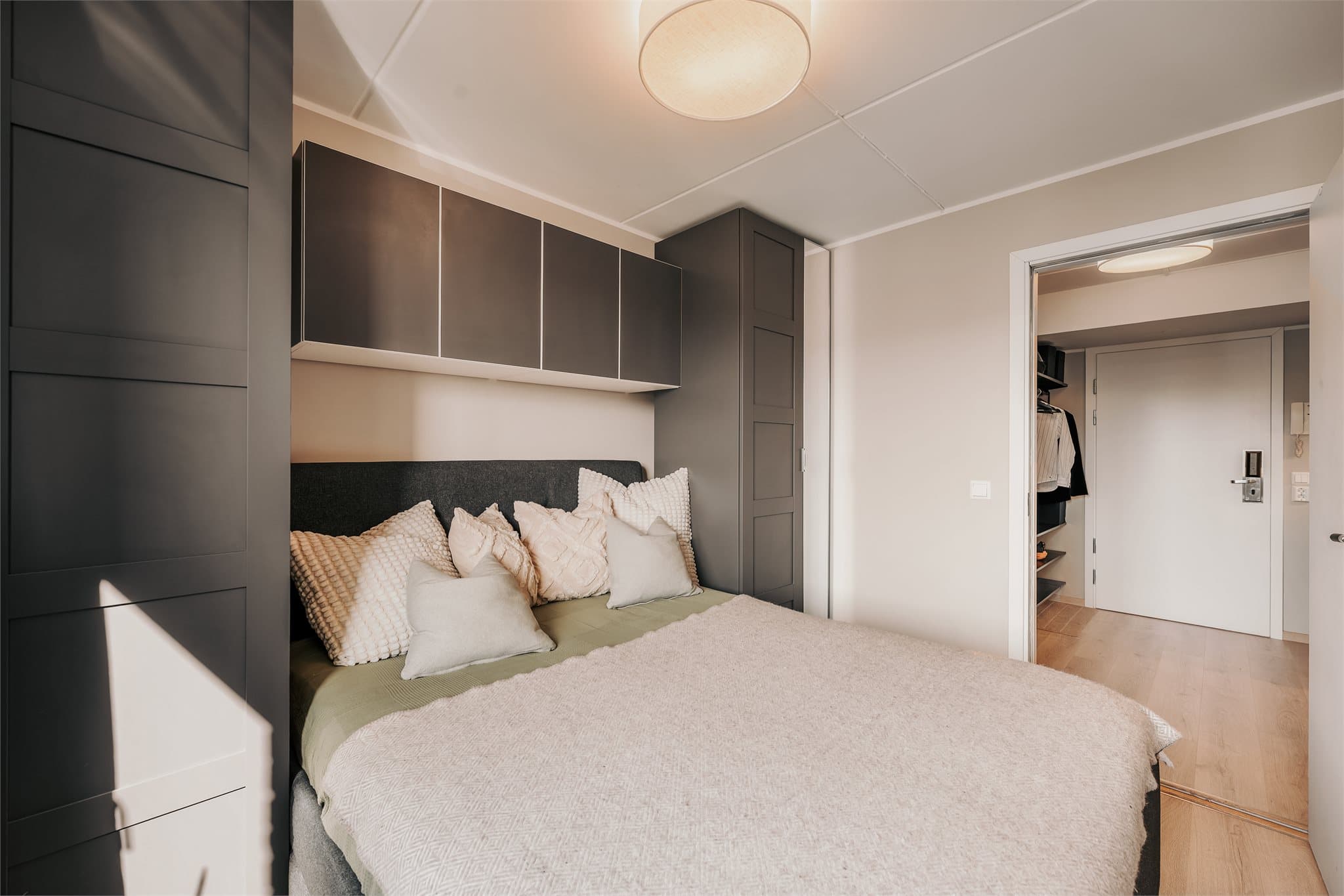 Plassbygd skap som tilbyr godt med lagringsplass.