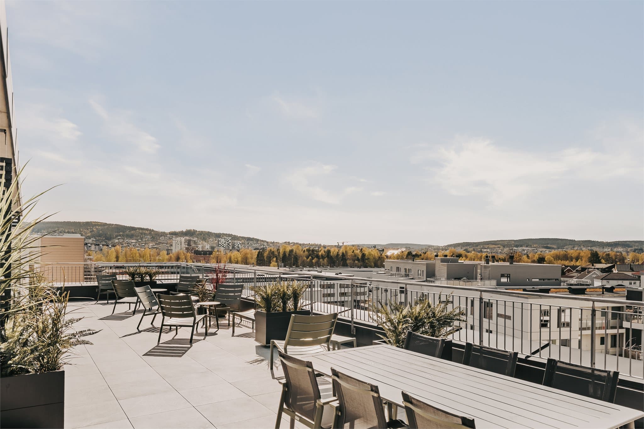Her har du tilgang til to solrike, møblerte takterrasser med flere soner.