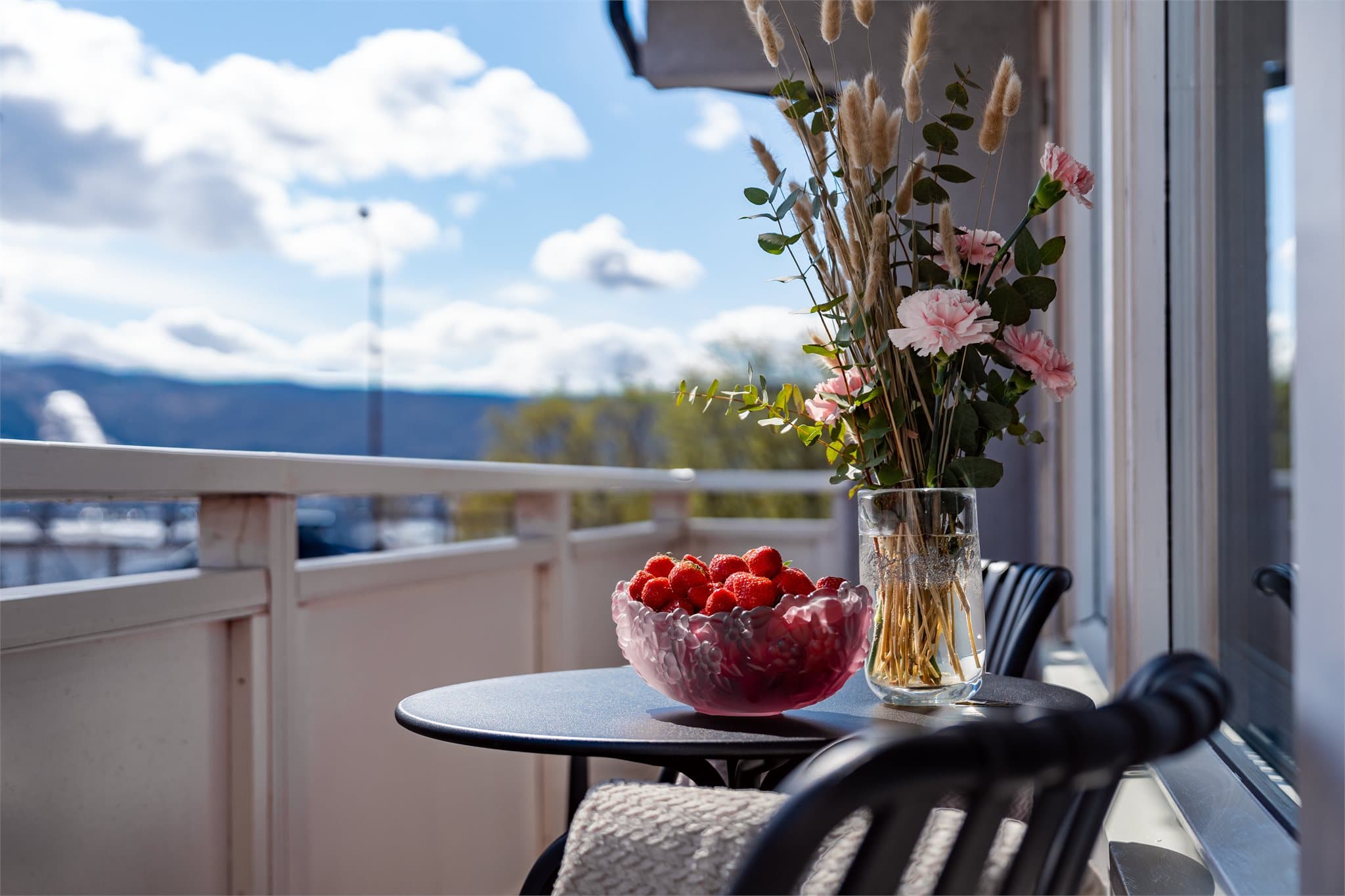 Nyt rolige morgener på balkongen med fin utsikt og sentral beliggenhet