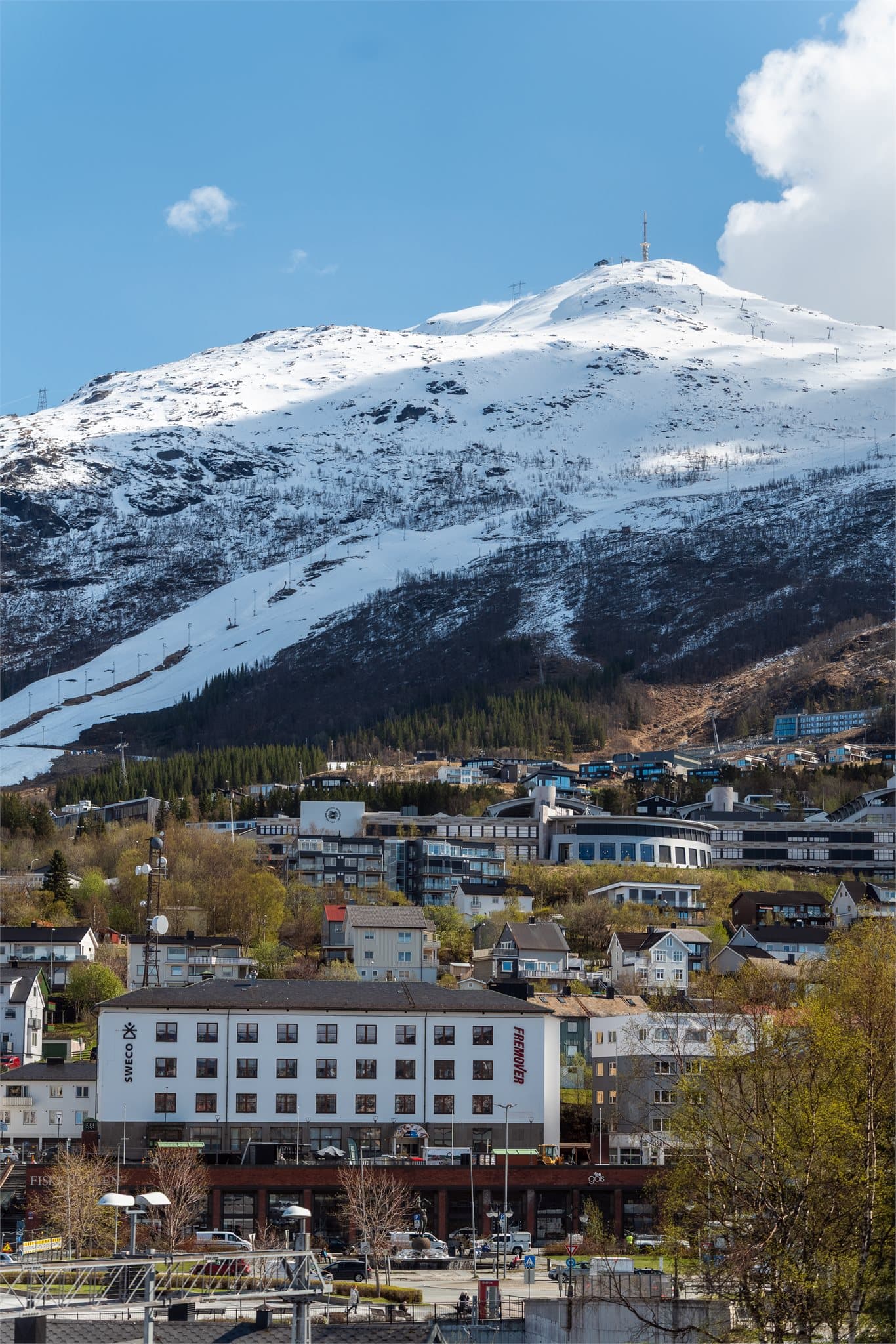 Flott utsikt mot Fagernesfjellet og VM-løypene i alpint - samtidig som har utsikt mot Torget, her bor du sentralt i sentrum av Narvik