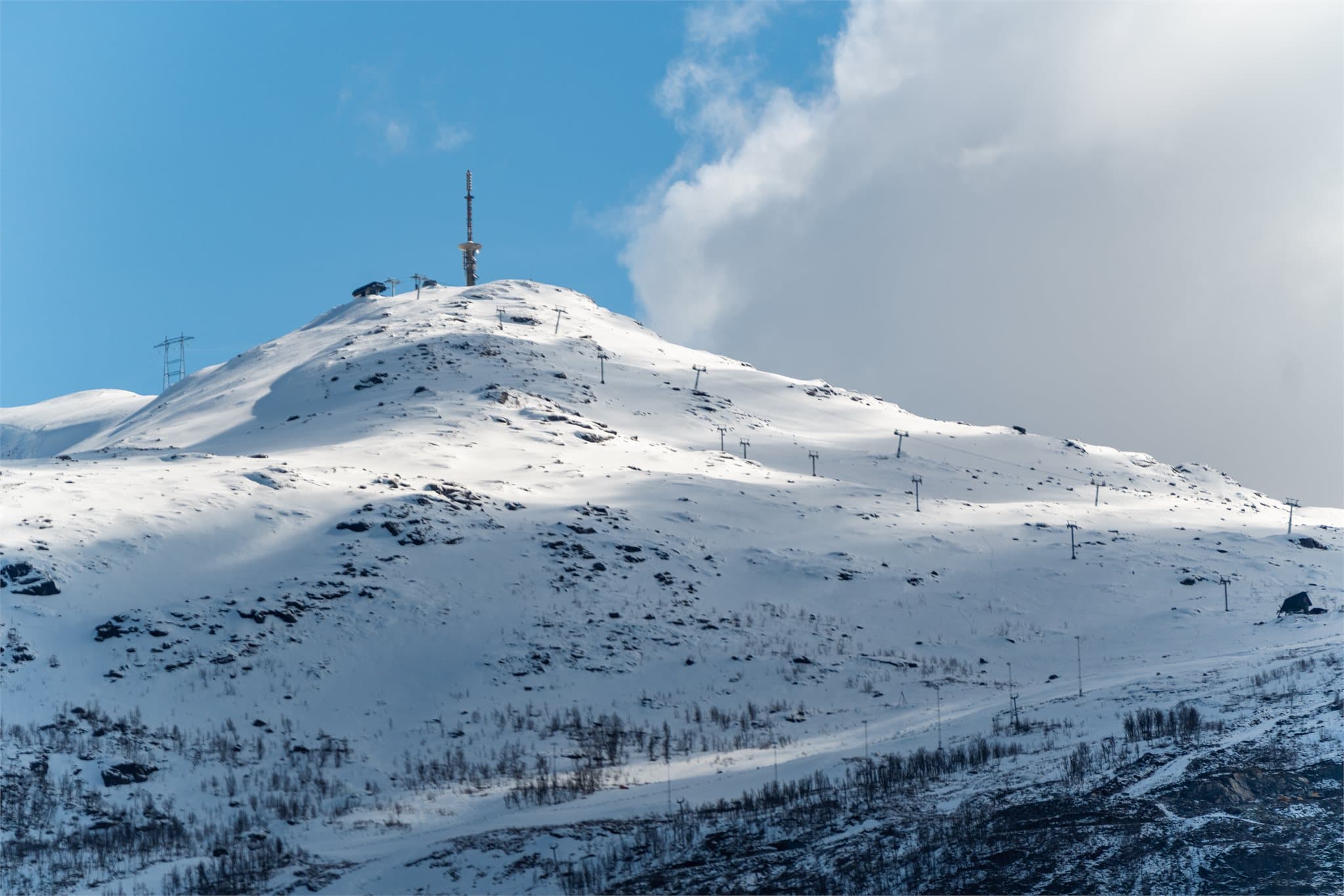 Fra leiligheten har du utsikt mot Fagernesfjellet og de spektakulære VM-løypene i alpint