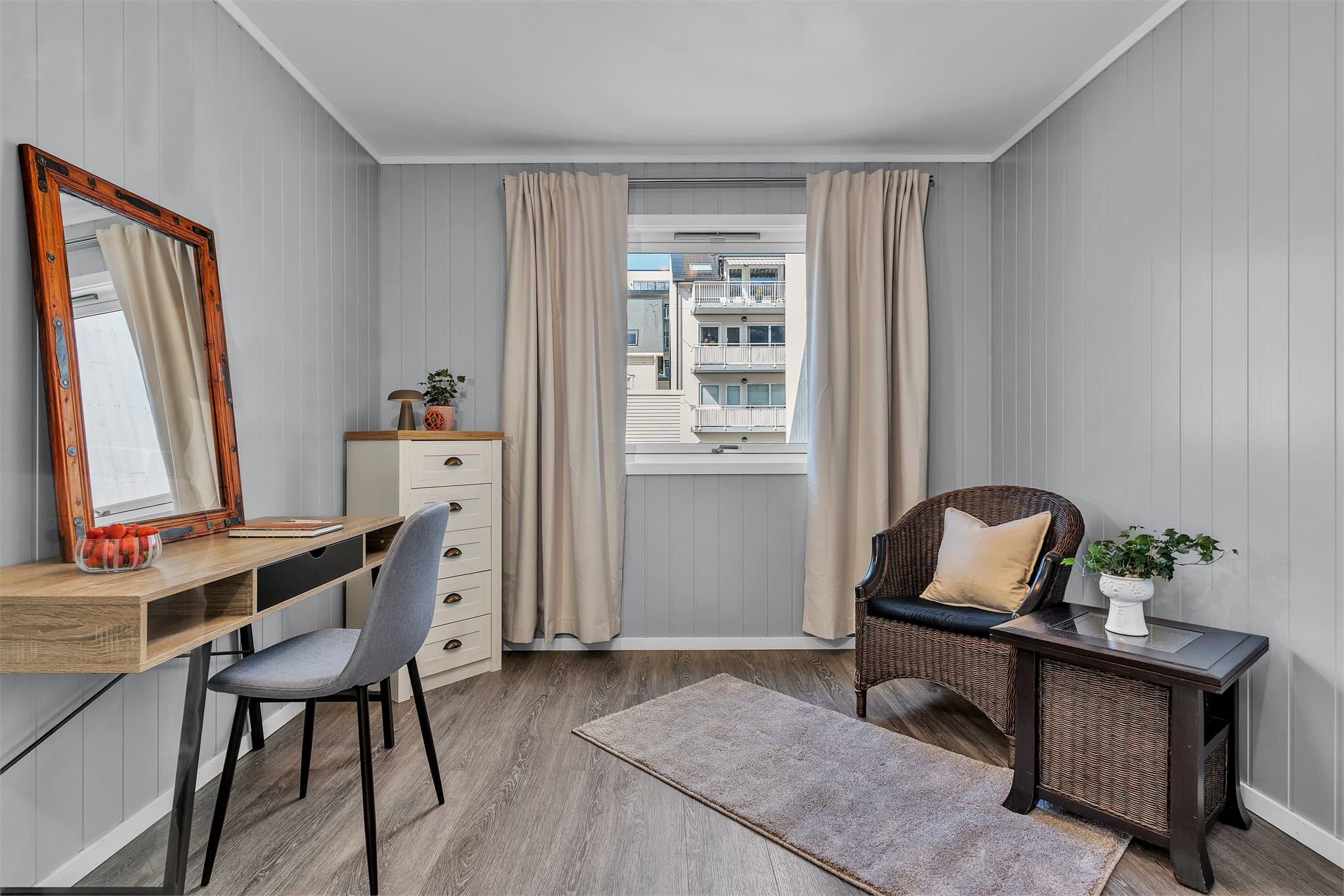 Soverom 2 - Romslig soverom med plass til både hjemmekontor, garderobe og ekstra sittegruppe