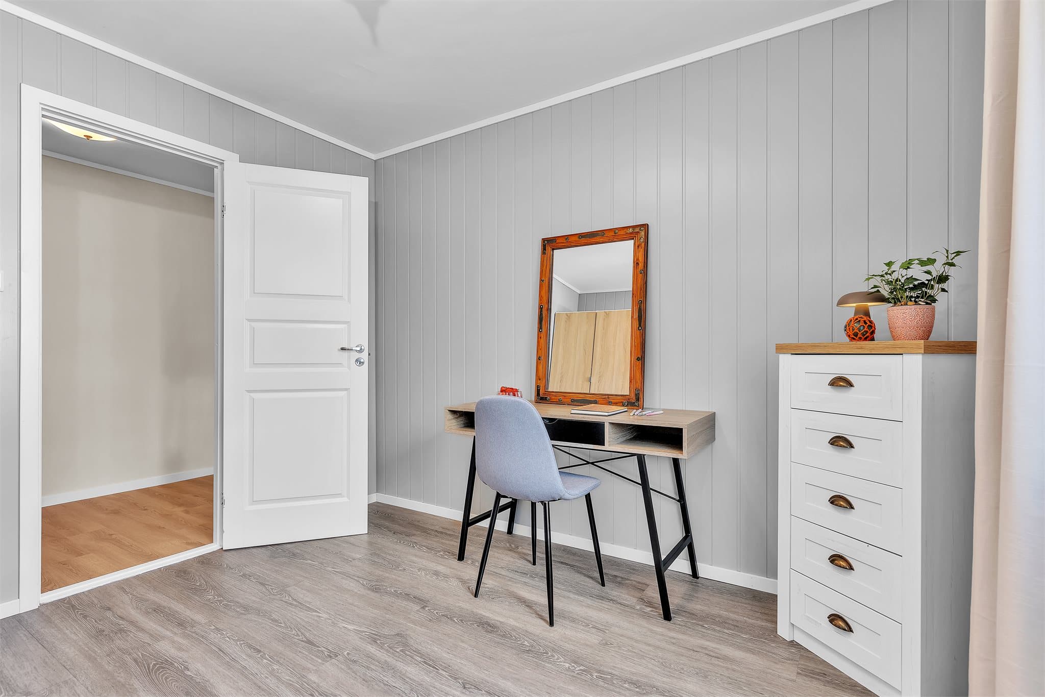 Soverom 2 - Lyst og trivelig soverom med moderne fargevalg og gode innredningsmuligheter