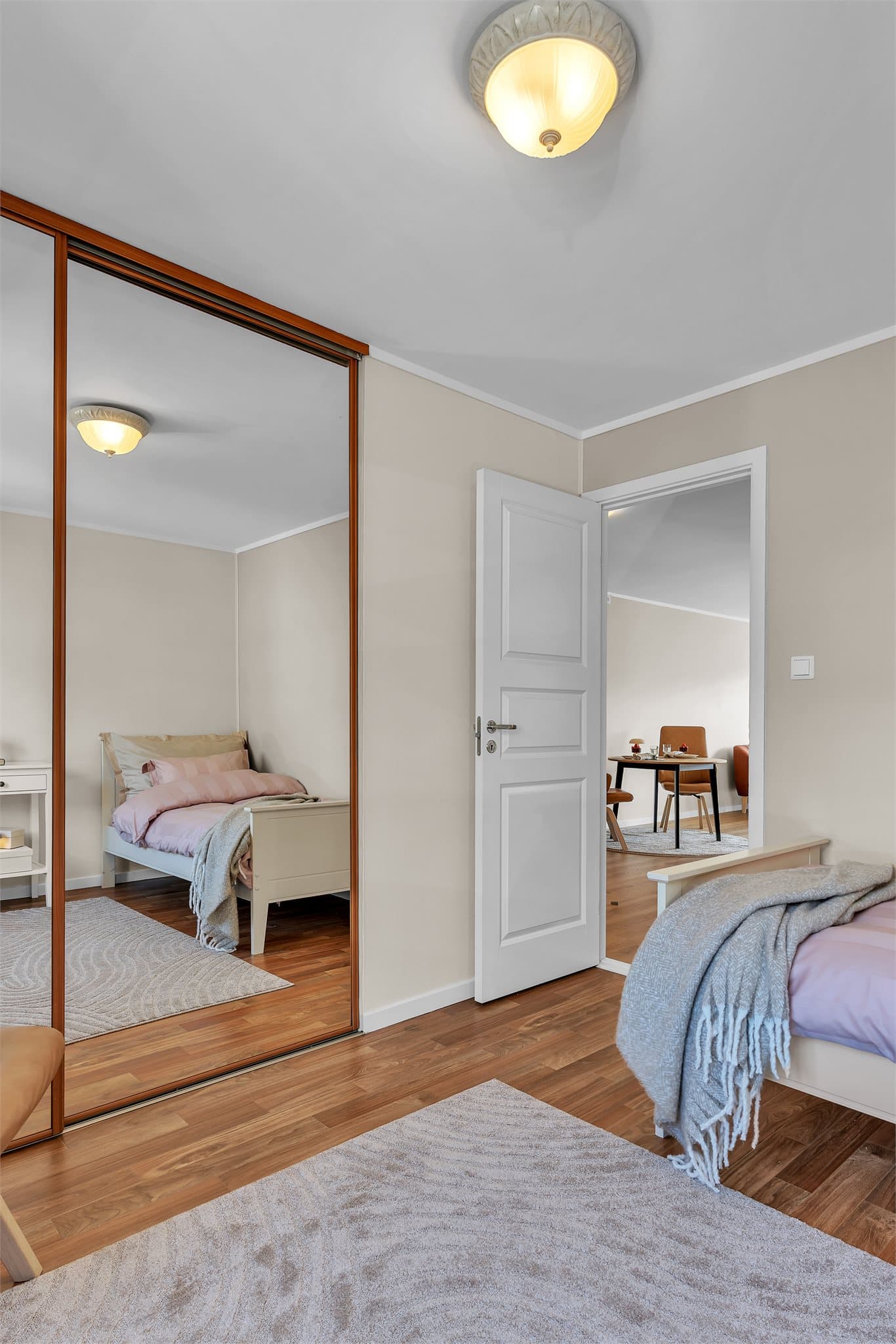 Soverom med skyvedørsgarderobe og gode oppbevaringsmuligheter