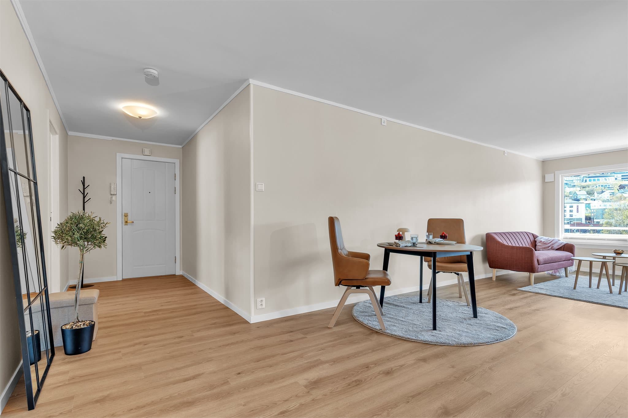 Fra gangen kommer du inn i ei romslig stue med god plass for å møblere med spisestue og sittegrupper