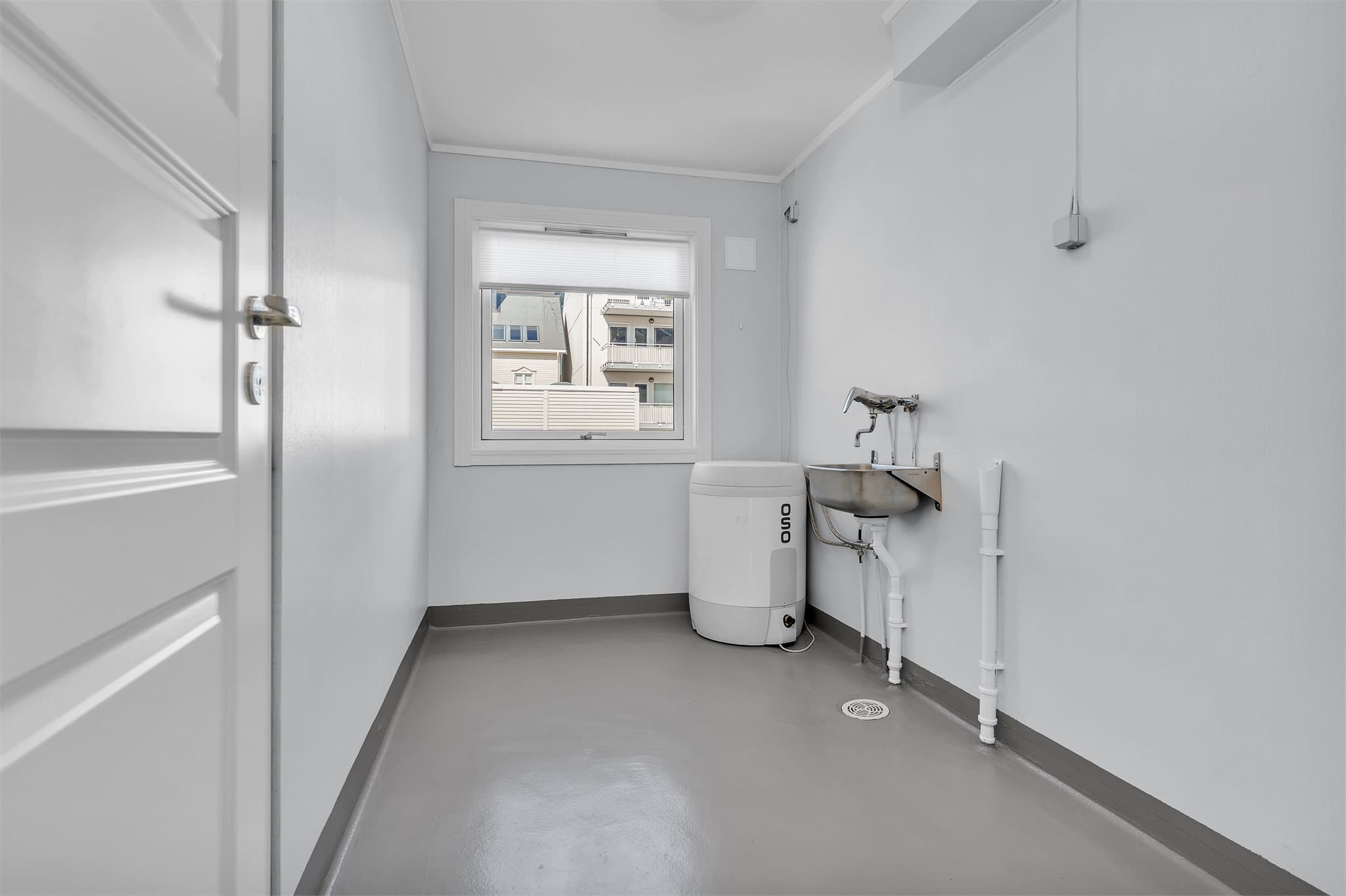 Stort vaskerom med god plass for vaskemaskin og oppbevaringer