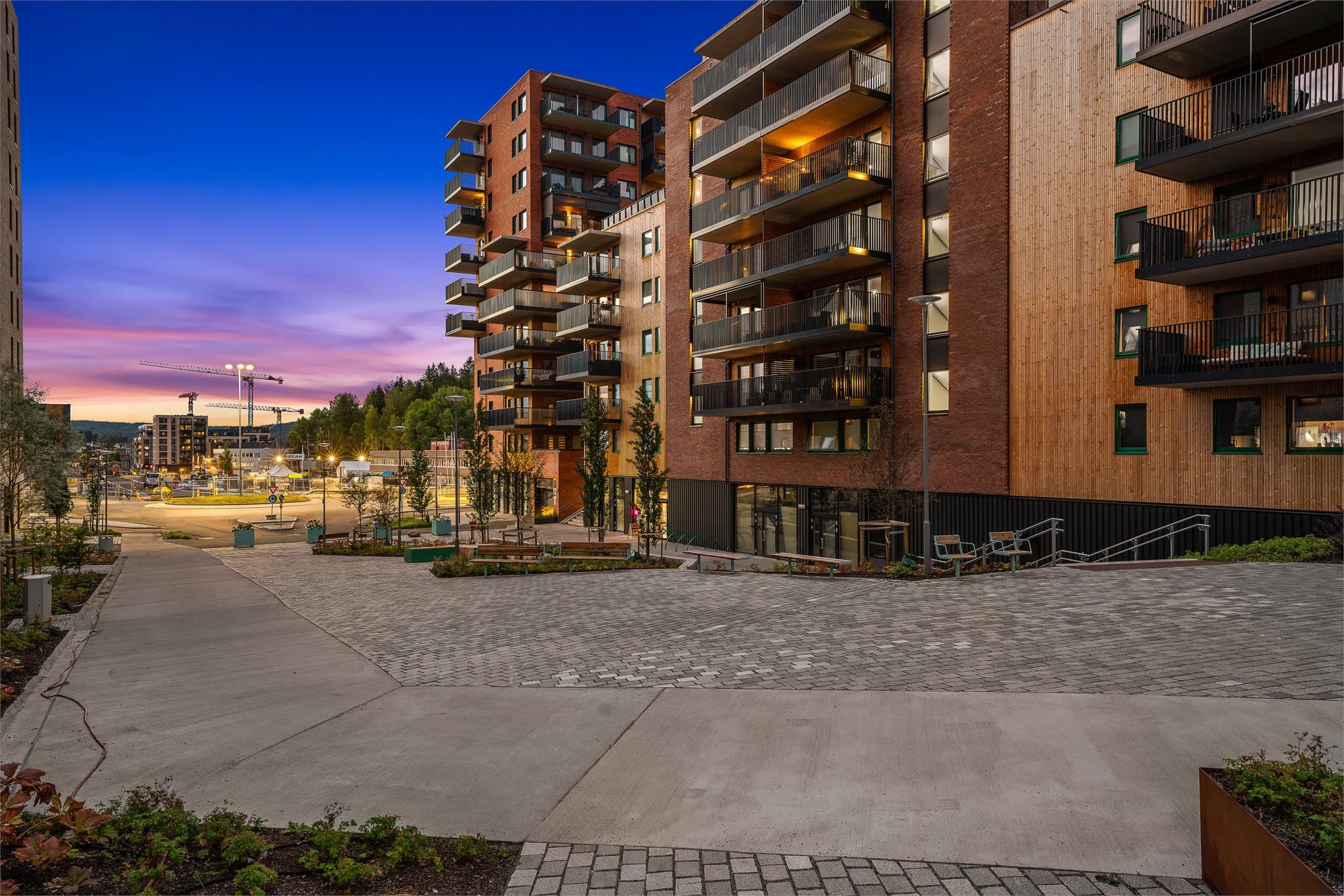 Eiendommen ligger i et attraktivt og barnevennlig boligområde i Lørenskog kommune. Området er pent opparbeidet med store, grønne fellesarealer mellom blokkene, som gir en hyggelig og parkliknende atmosfære.