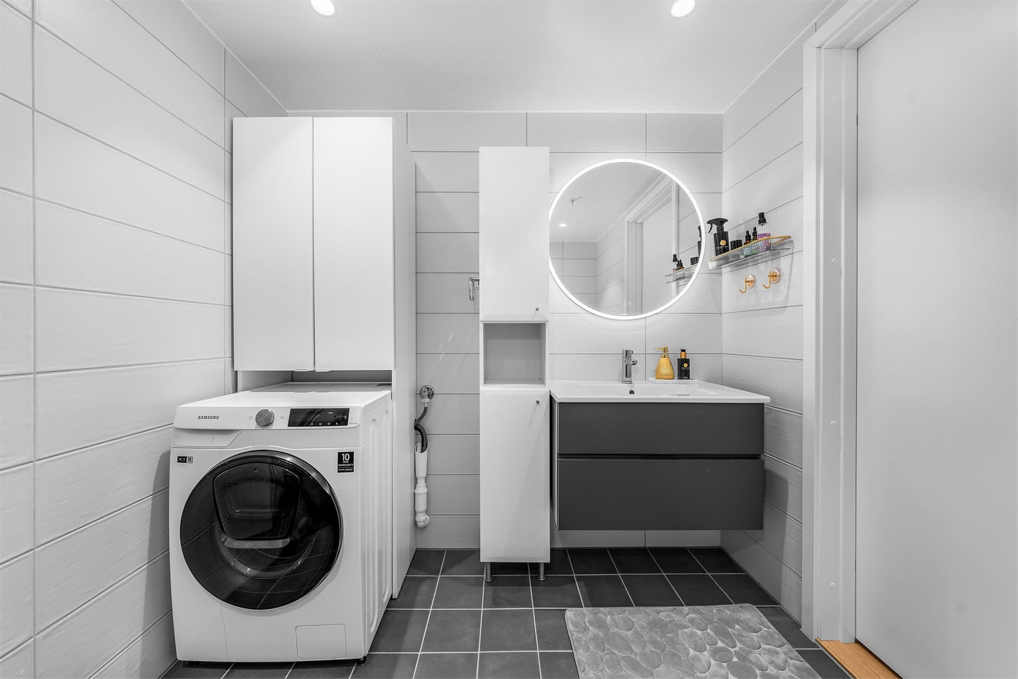 Vannbåren varme i gulvet og opplegg for vaskemaskin. Balansert ventilasjon sørger for god lufting.