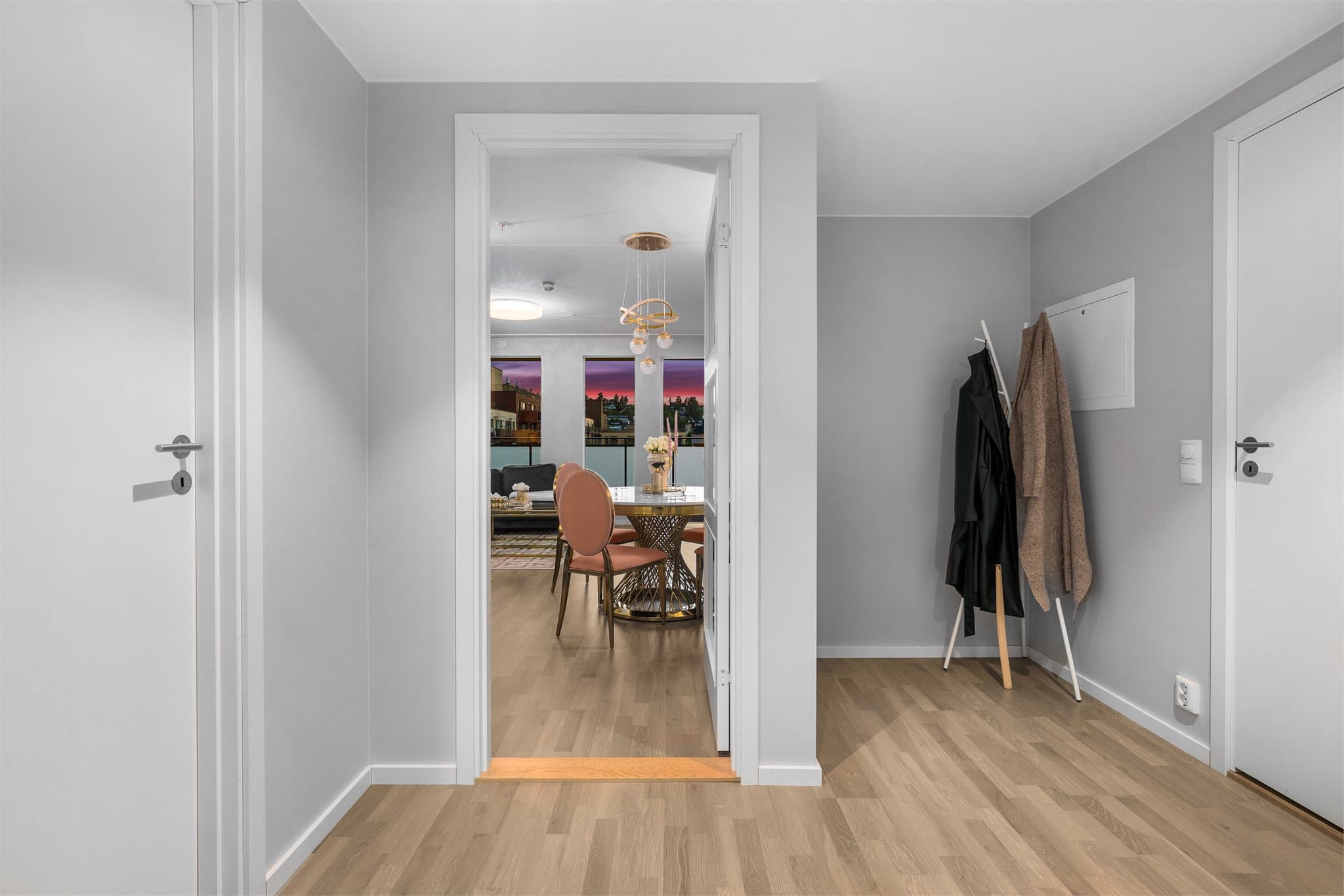 Innbydende entrè med god plass til oppheng og oppbevaring.
