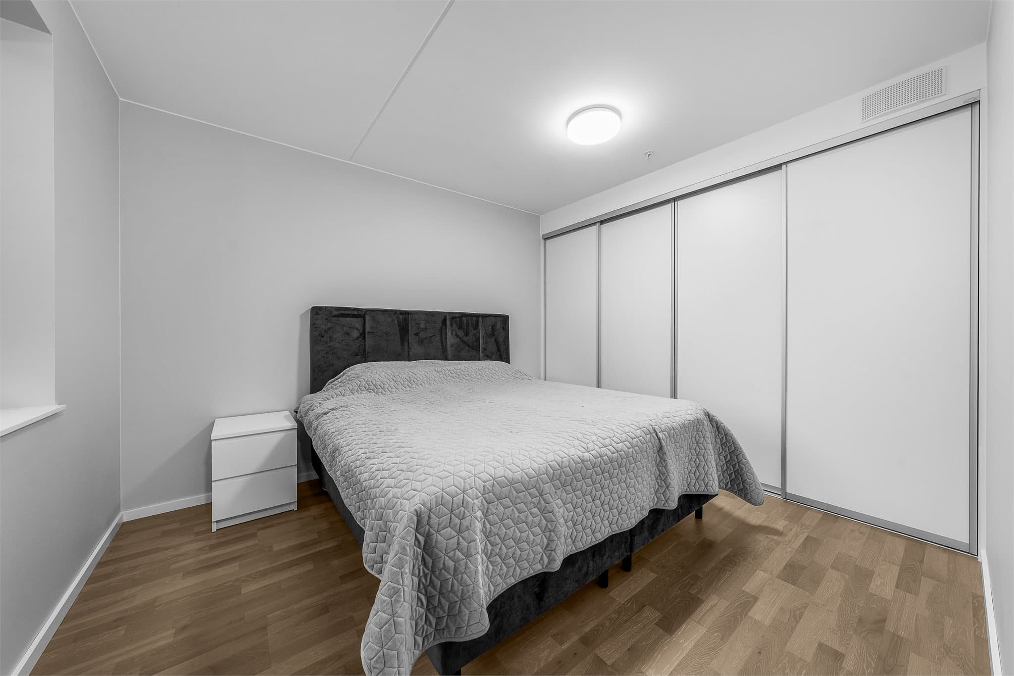 Soverom med stor innebygd garderobe.