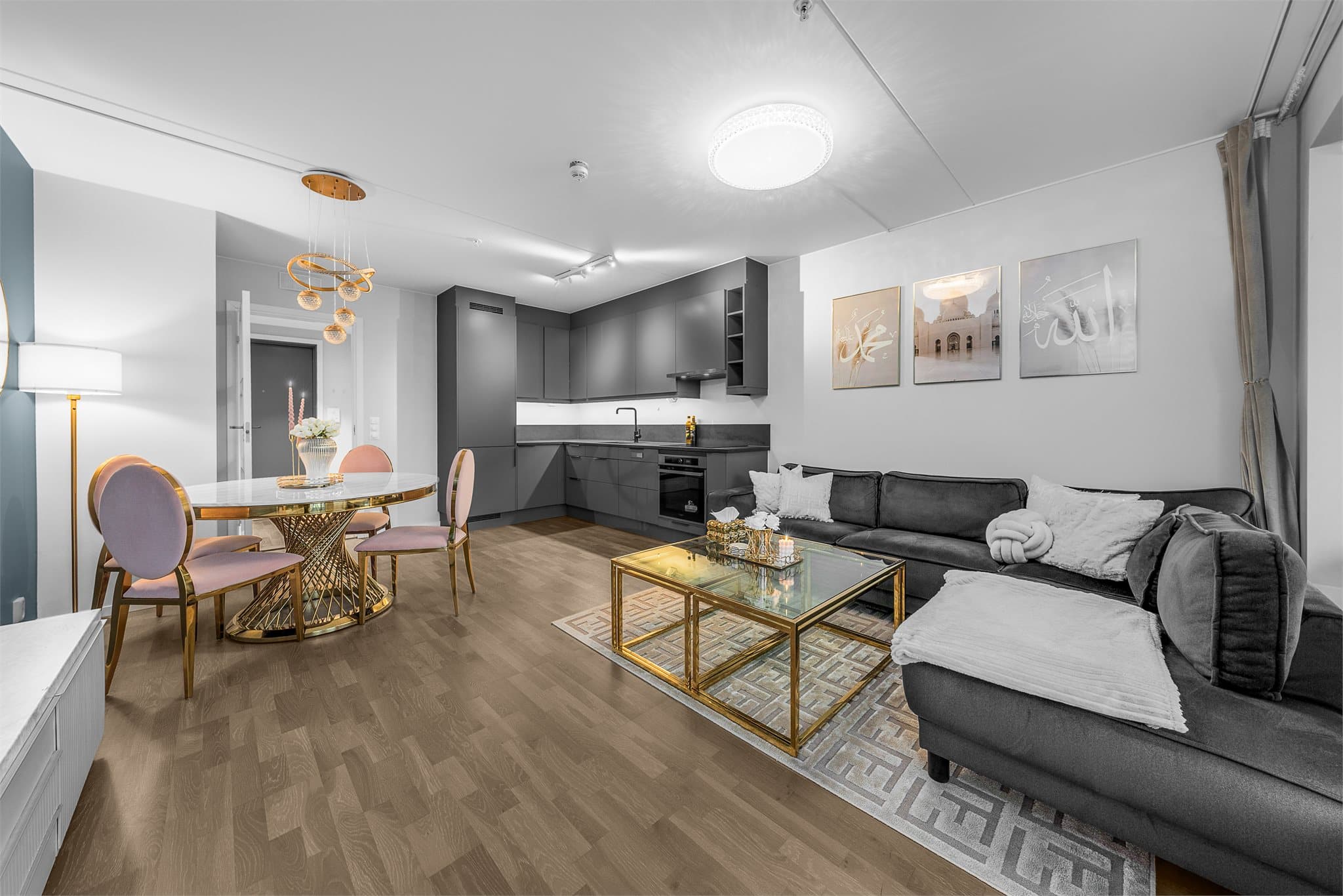 Stue og kjøkken i åpen løsning sørger for en god romfølelse.