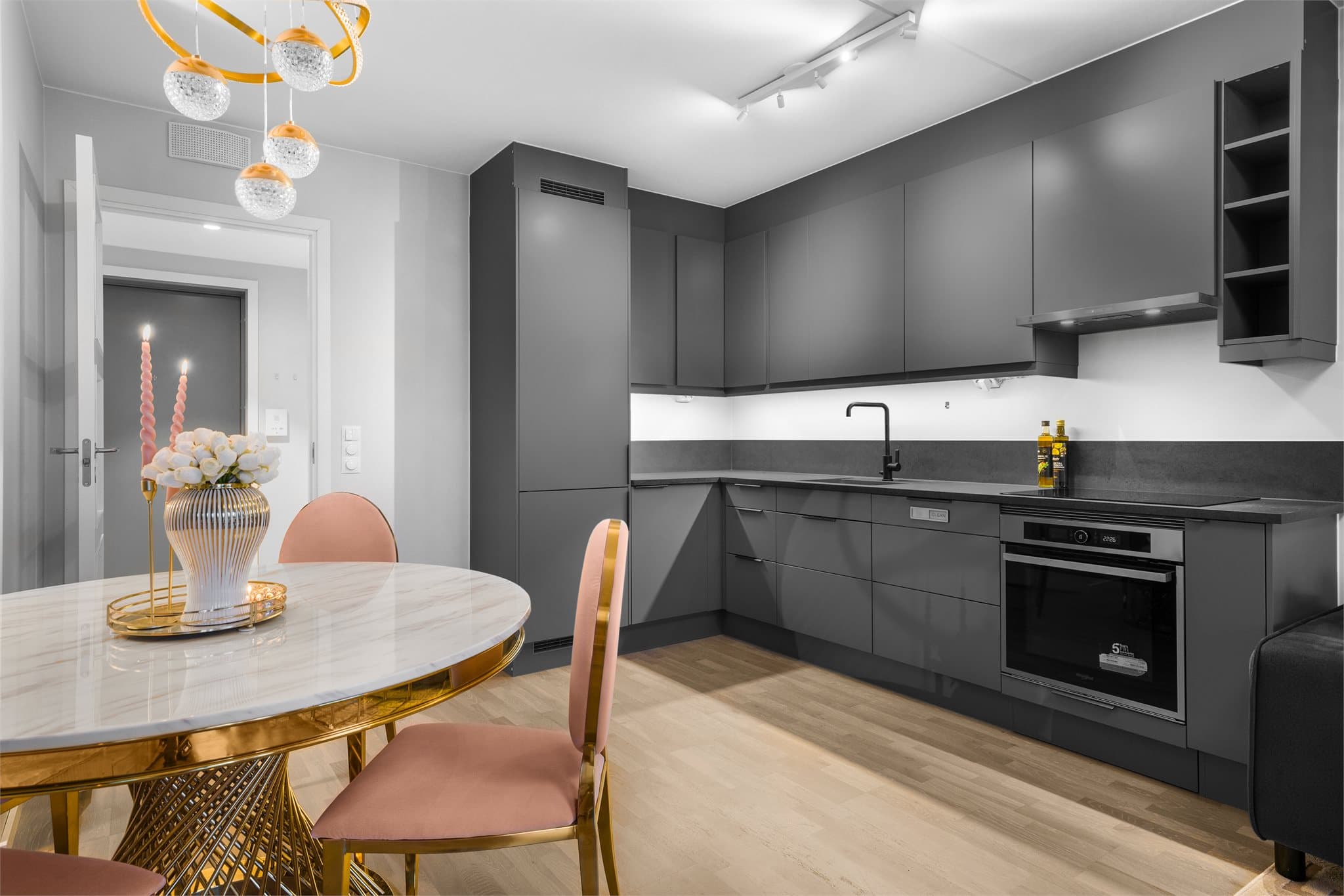 God plass til spisebord som skaper en naturlig soneinndeling i mellom kjøkken og stue.