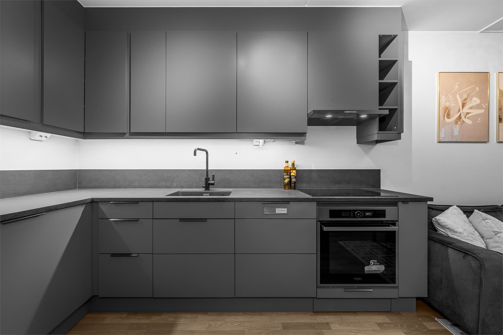 Fullt utstyrt og lekkert kjøkken fra kvalitetsleverandøren Marbodal med integrerte hvitevarer.