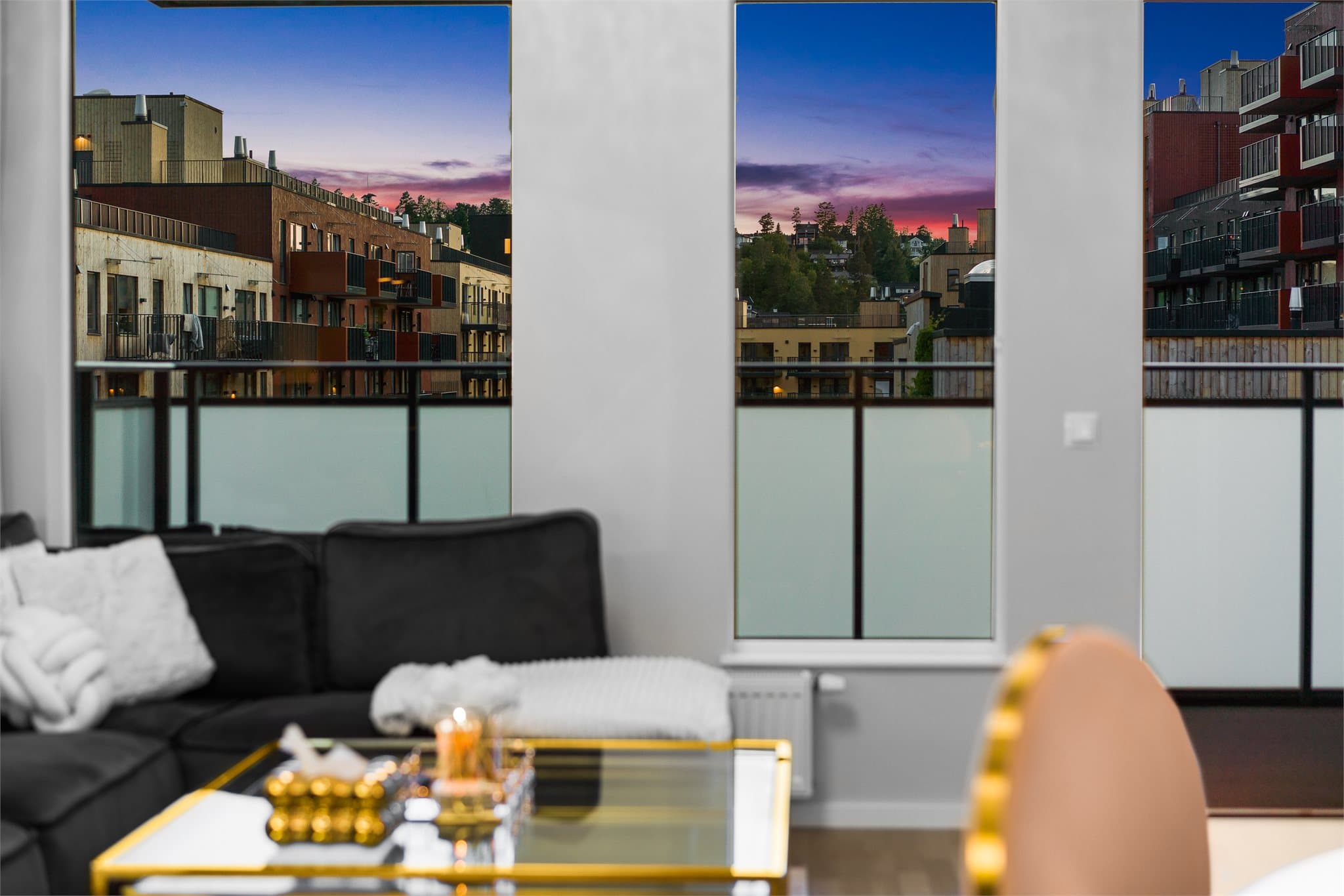 Fra stuen er det utgang til en vestvendt balkong med gode solforhold.