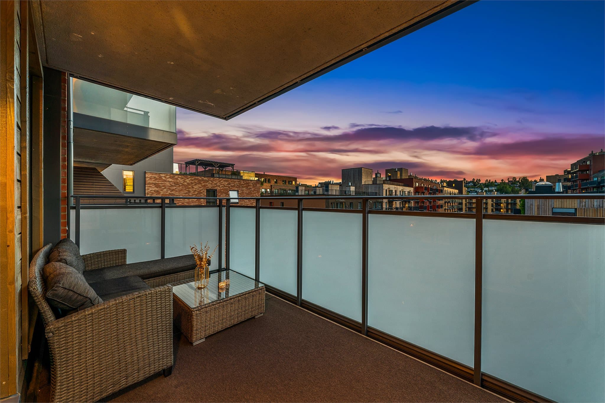 Meget romslig overbygd balkong.