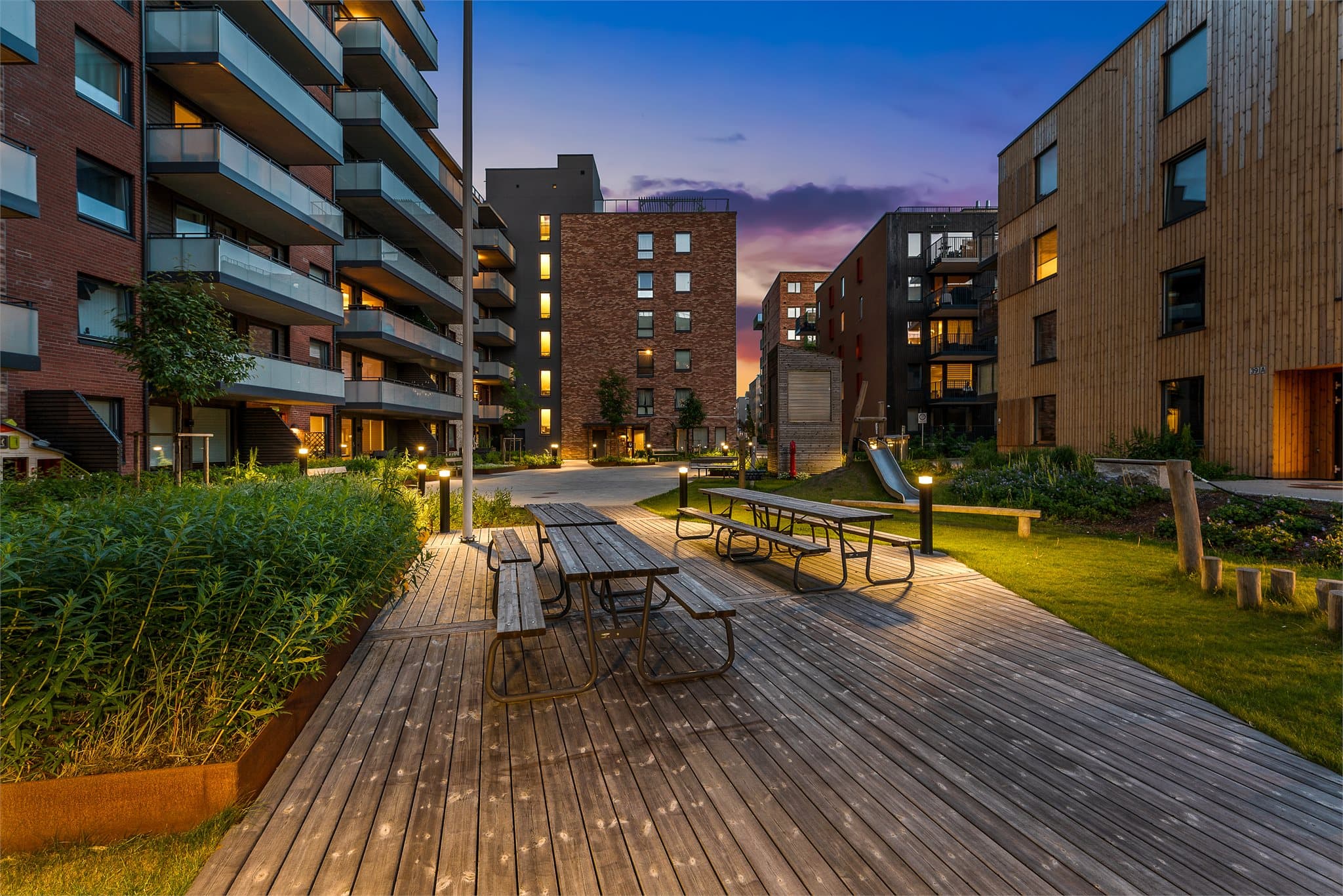 Her bor du med gangavstand til et bredt utvalg av butikker, servicetilbud, barnehager, skoler og kollektivtransport.