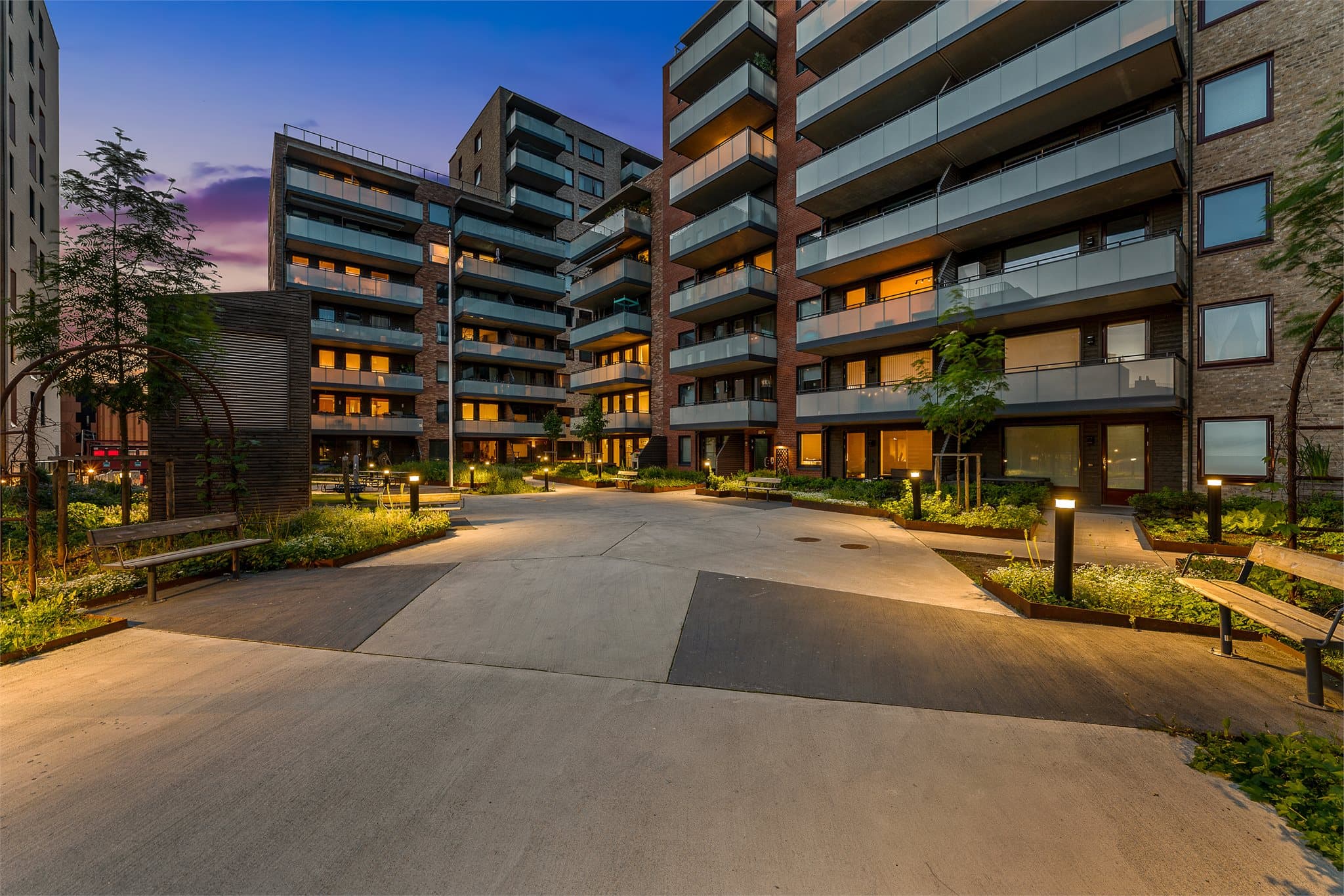 Lørenskog har et godt utbygd nettverk av gang- og sykkelveier, og byr på et aktivt idrettsmiljø med fasiliteter for de fleste interesser.