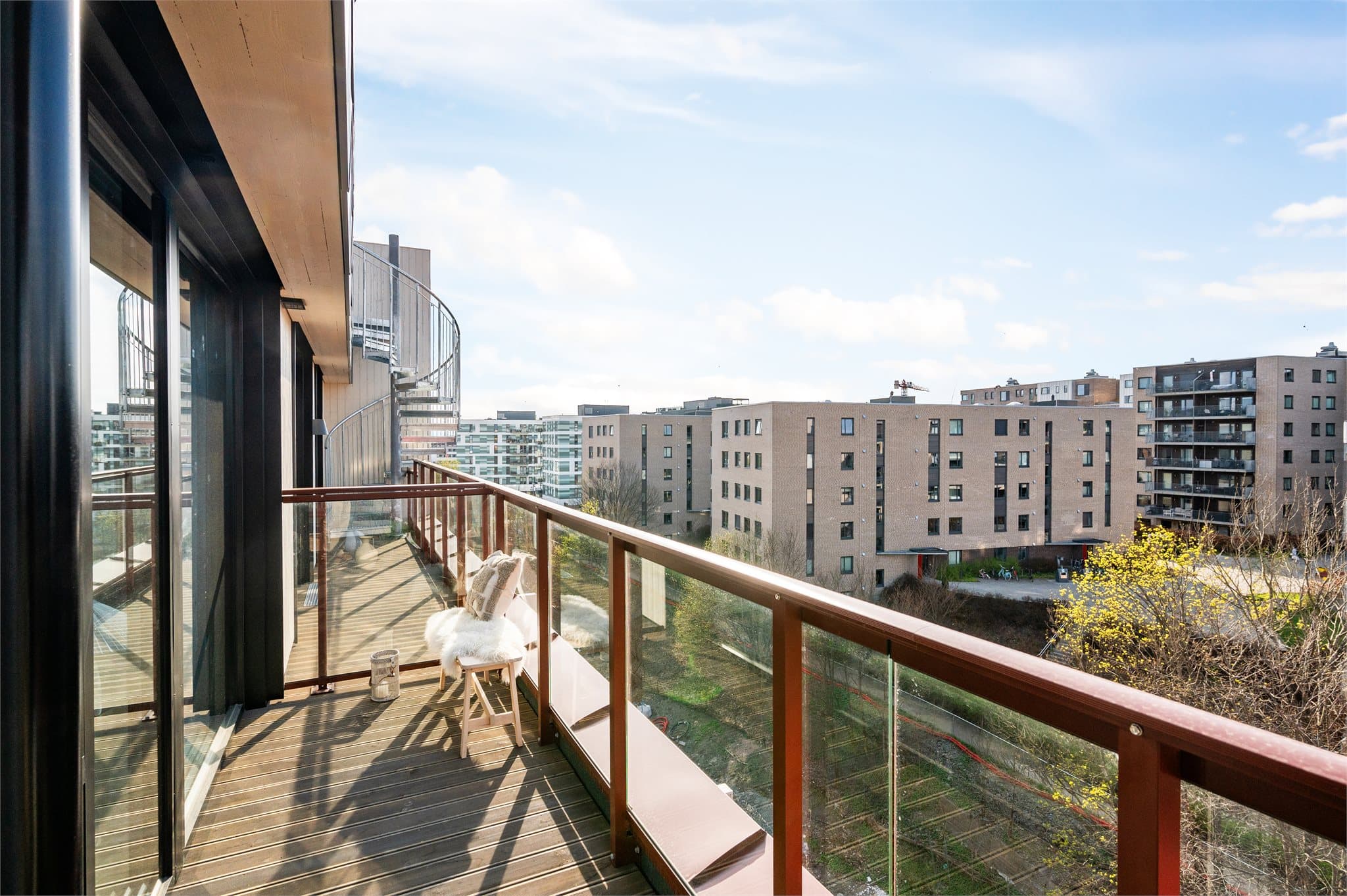 Velkommen ut til en terrasse på hele 47 m² - et luftig uteområde med plass til både avslapning og sosiale stunder.