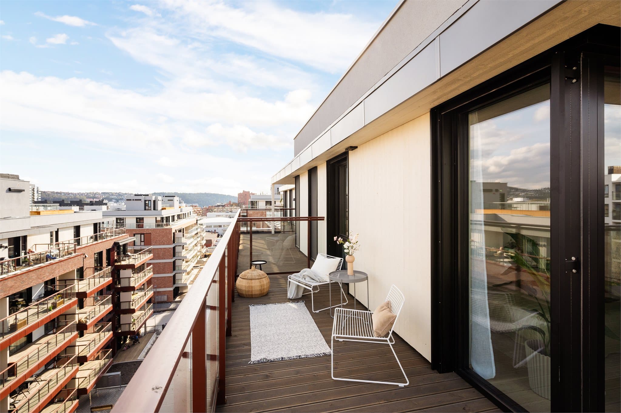 Attraktiv beliggenhet med kort vei til Ensjø T-bane, grønne parker, caféer og servicetilbud.